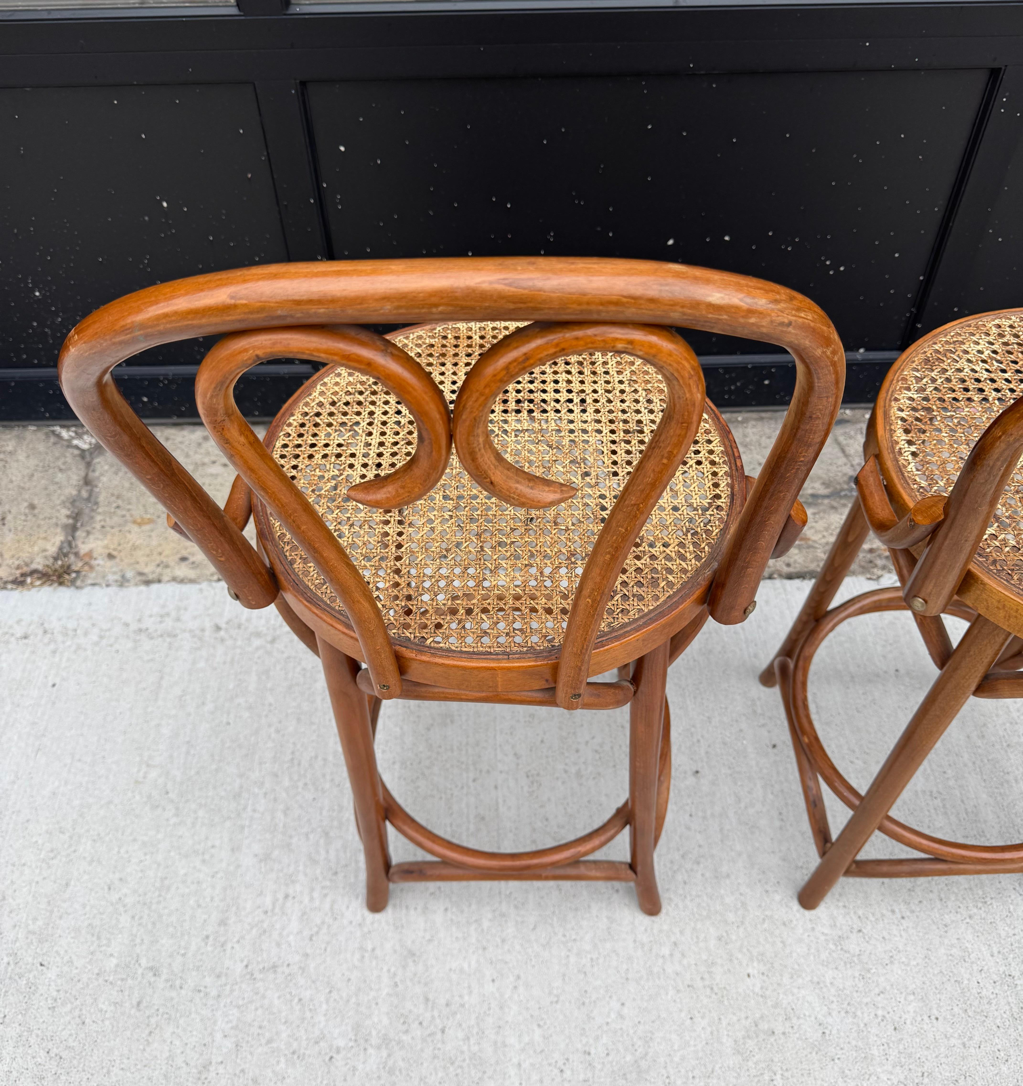 Klassische Thonet Stil Bugholz und Cane Bar / Counter Hocker (Mitte des 20. Jahrhunderts) im Angebot