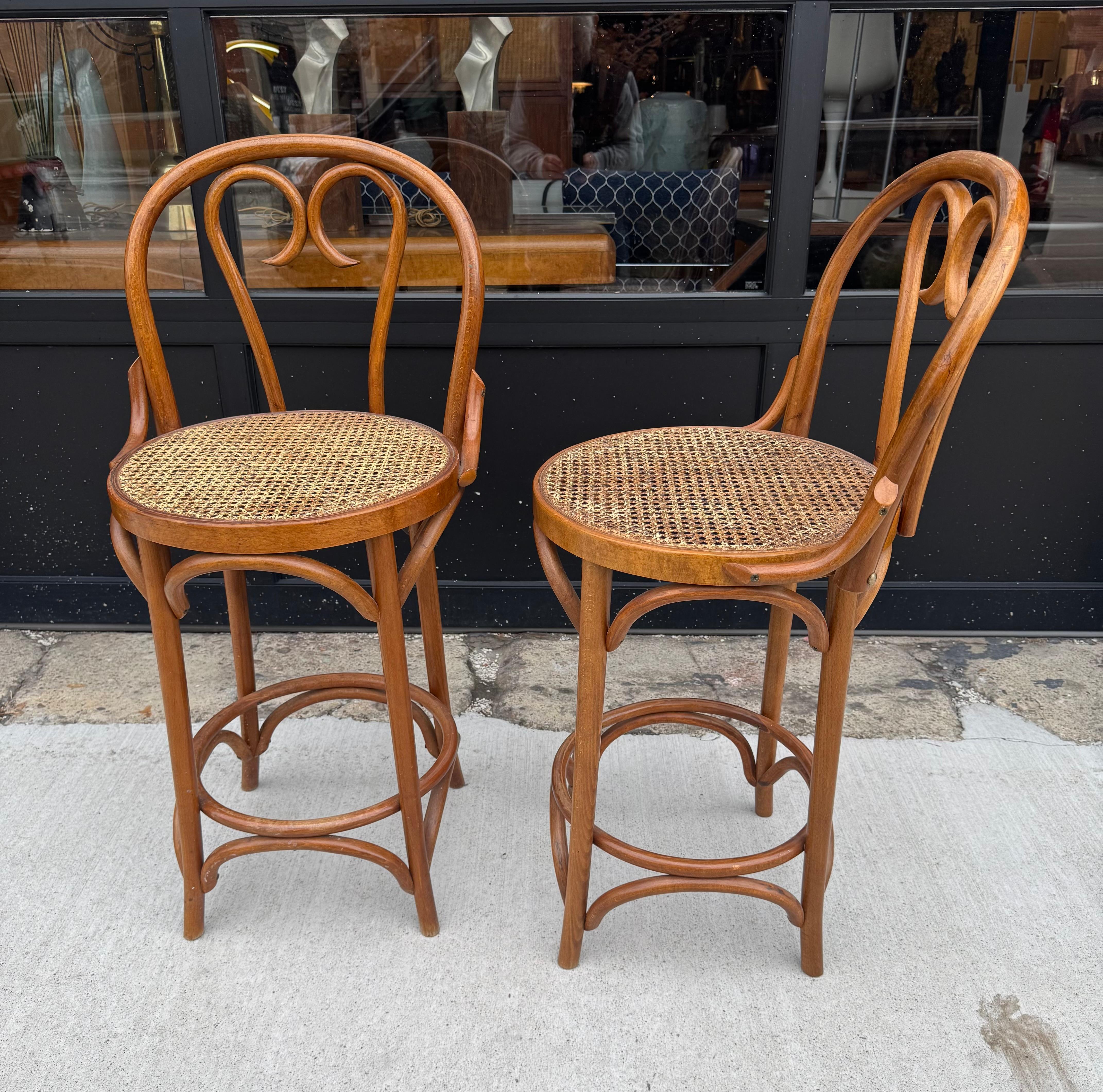 Klassische Thonet Stil Bugholz und Cane Bar / Counter Hocker (Gehstock) im Angebot