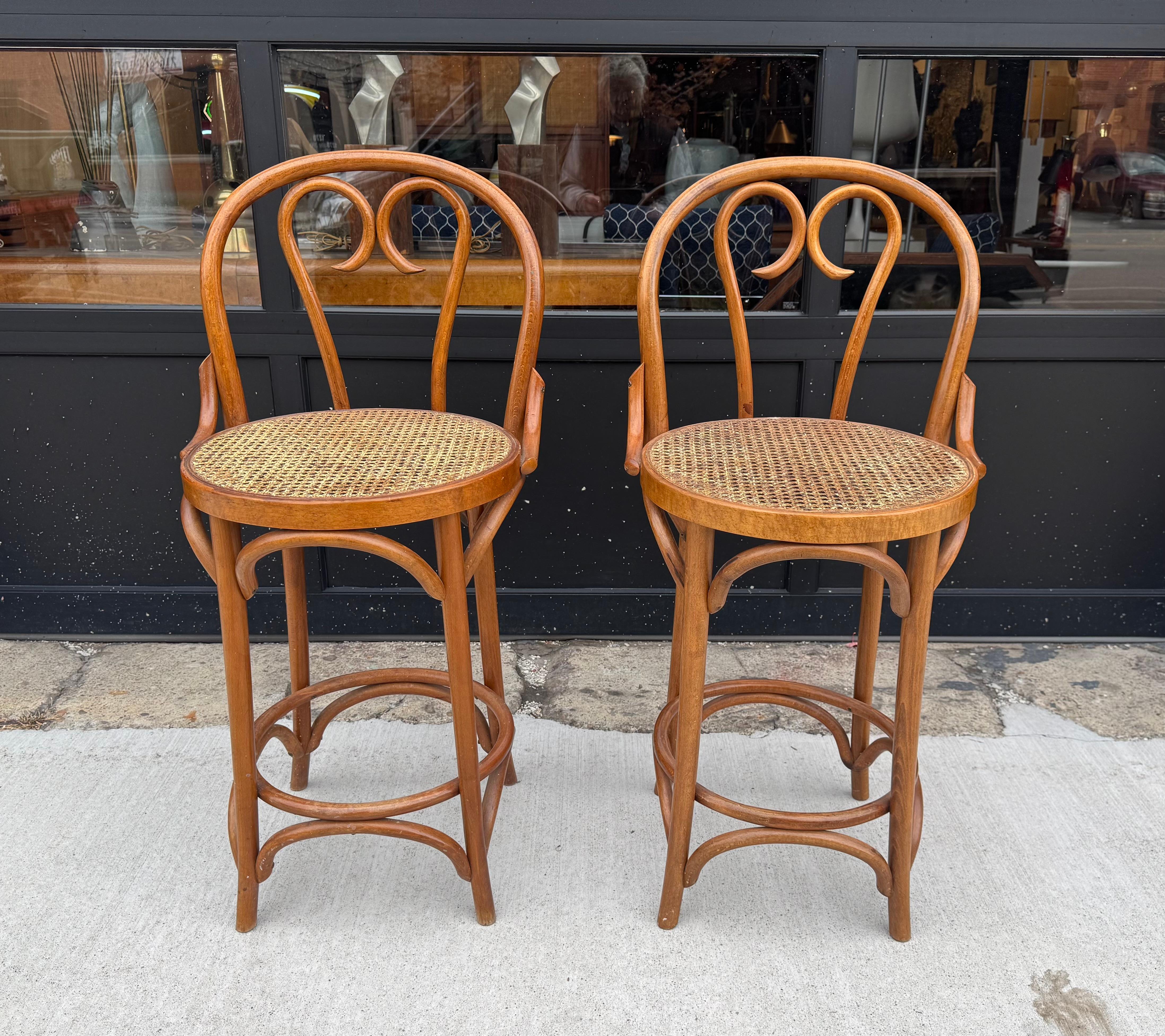 Klassische Thonet Stil Bugholz und Cane Bar / Counter Hocker im Angebot 1