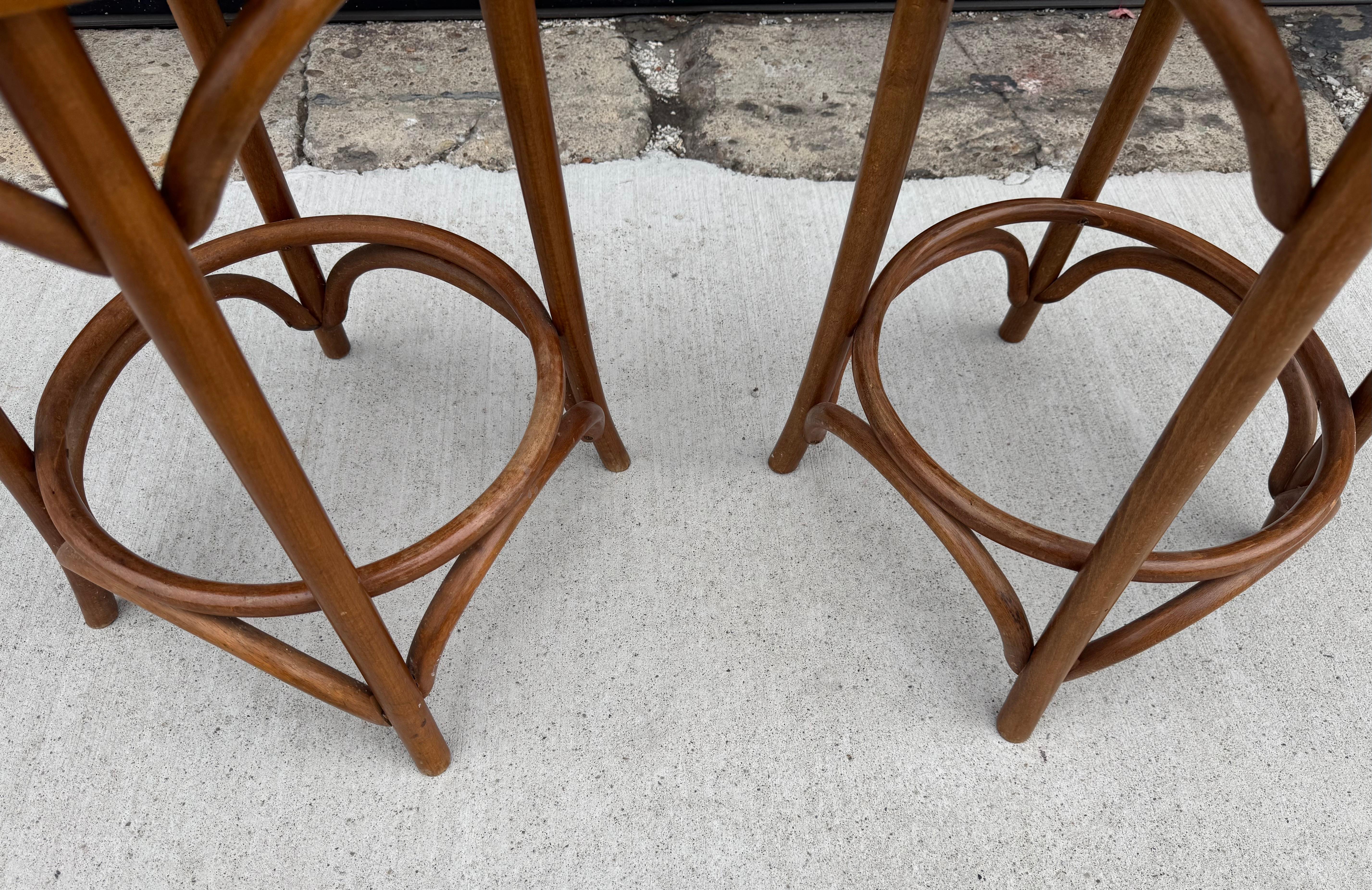 Klassische Thonet Stil Bugholz und Cane Bar / Counter Hocker im Angebot 2