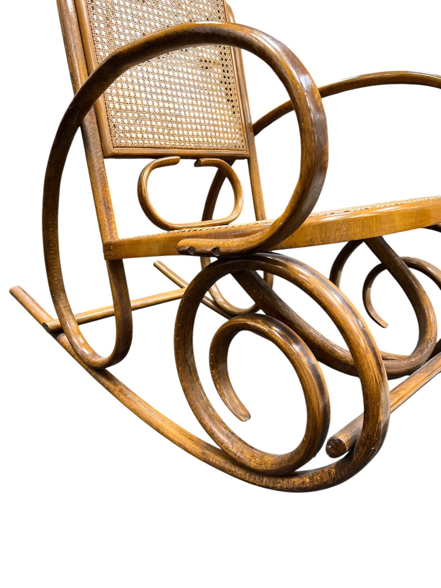 Fauteuil à bascule classique en bois courbé, style Thonet Bon état - En vente à North Palm Beach, FL
