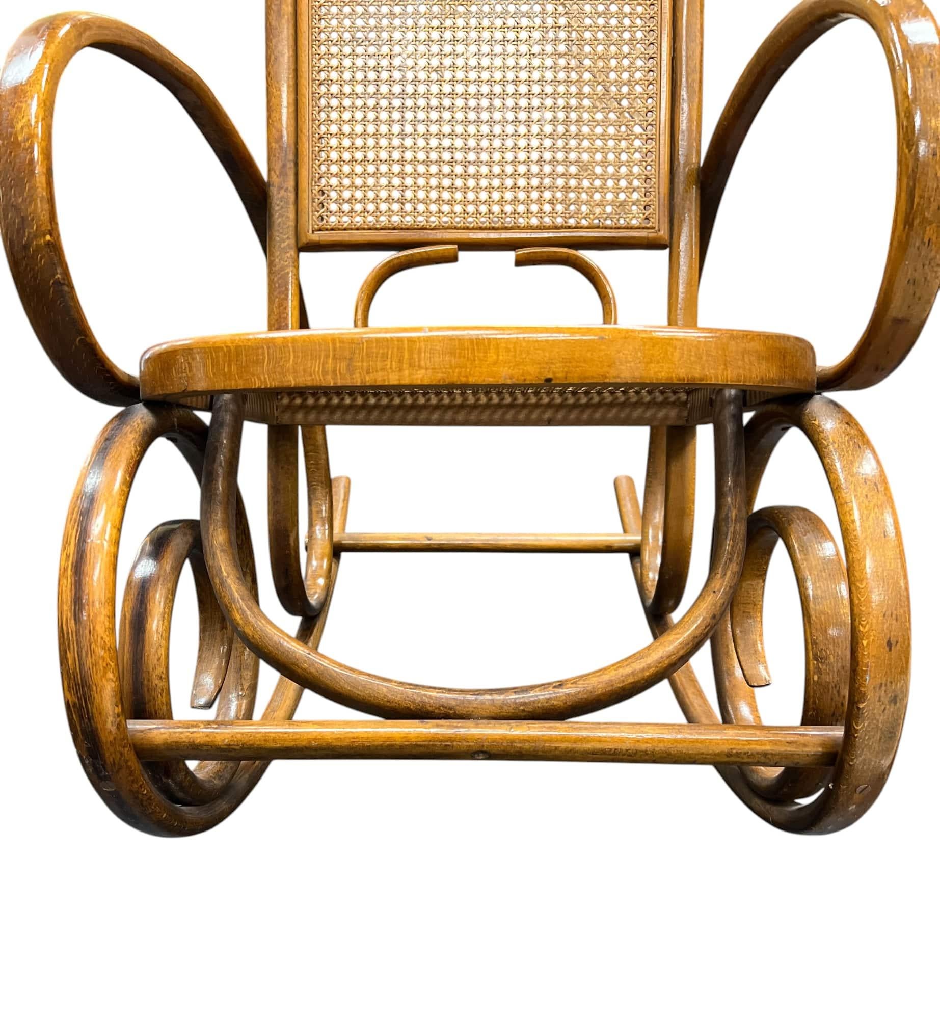 Milieu du XXe siècle Fauteuil à bascule classique en bois courbé, style Thonet en vente