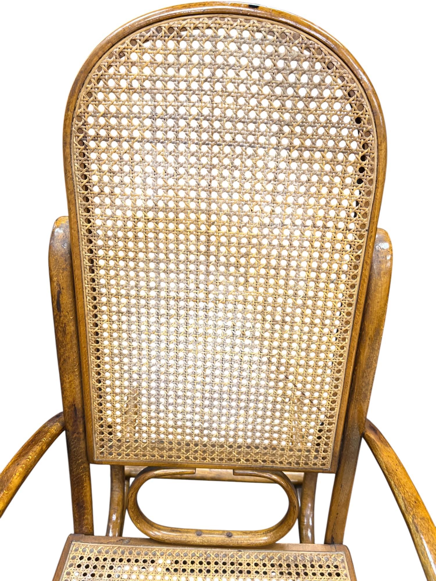 Canne Fauteuil à bascule classique en bois courbé, style Thonet en vente