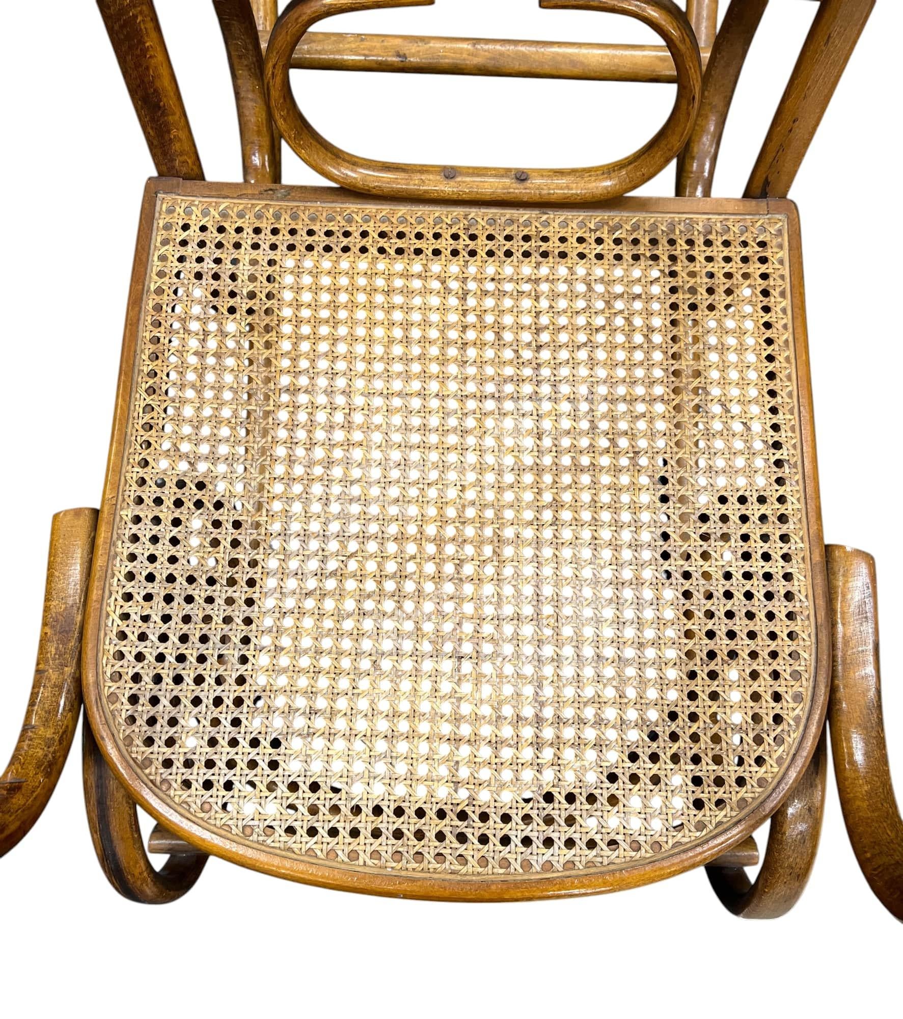 Fauteuil à bascule classique en bois courbé, style Thonet en vente 1