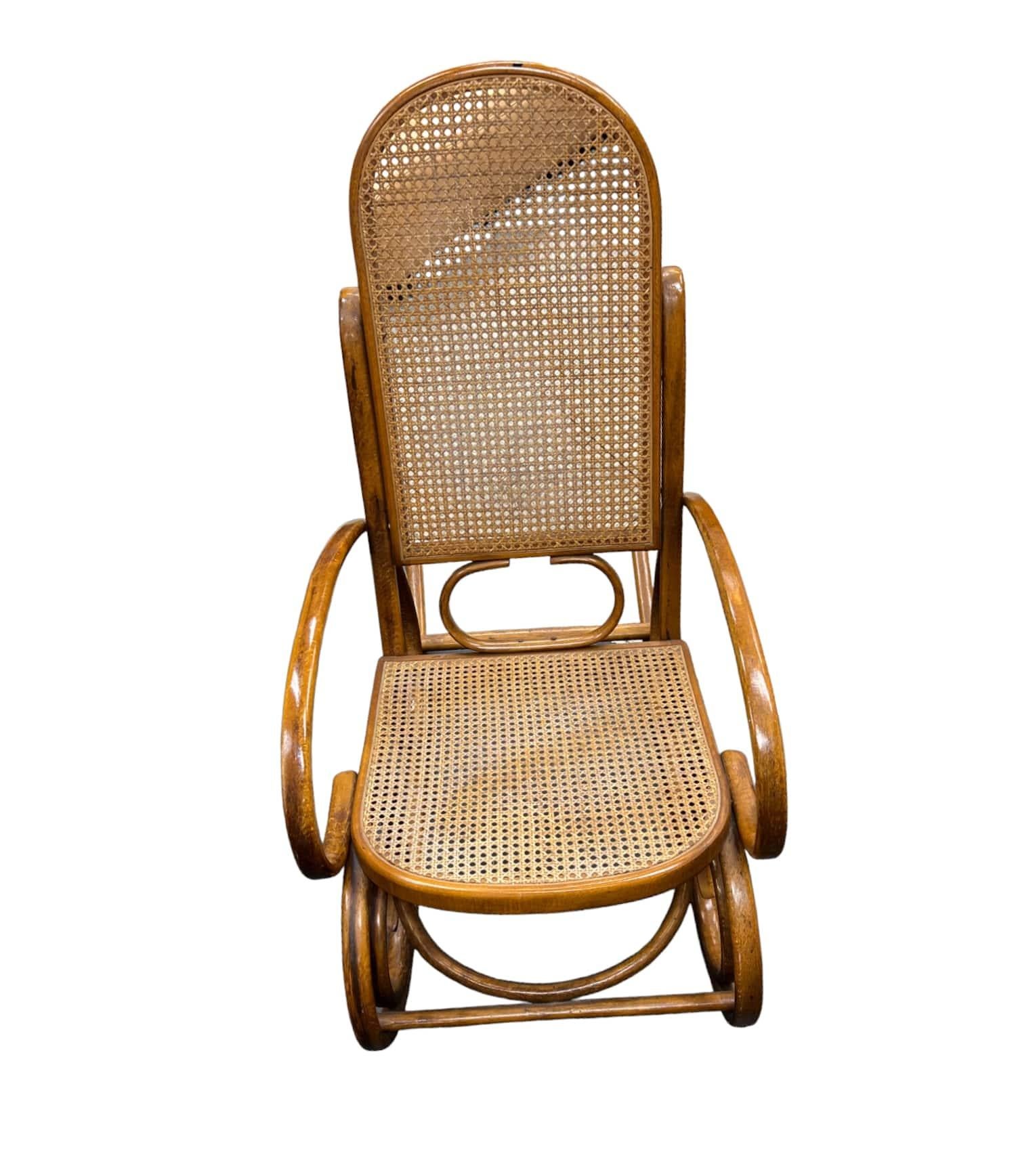 Fauteuil à bascule classique en bois courbé, style Thonet en vente 2