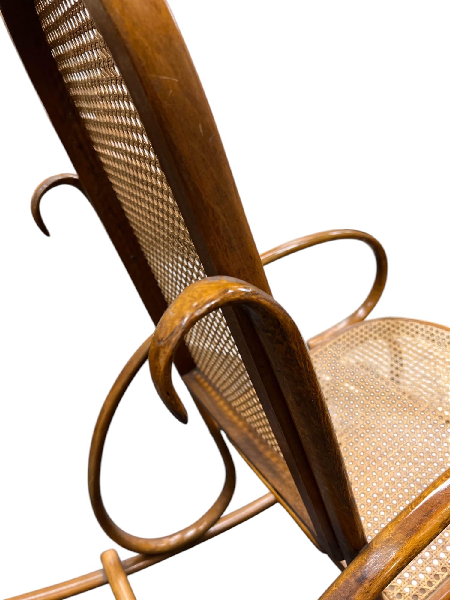 Fauteuil à bascule classique en bois courbé, style Thonet en vente 3