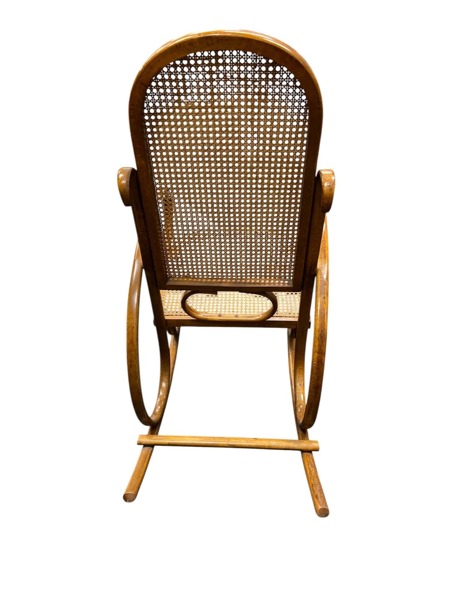 Fauteuil à bascule classique en bois courbé, style Thonet en vente 4