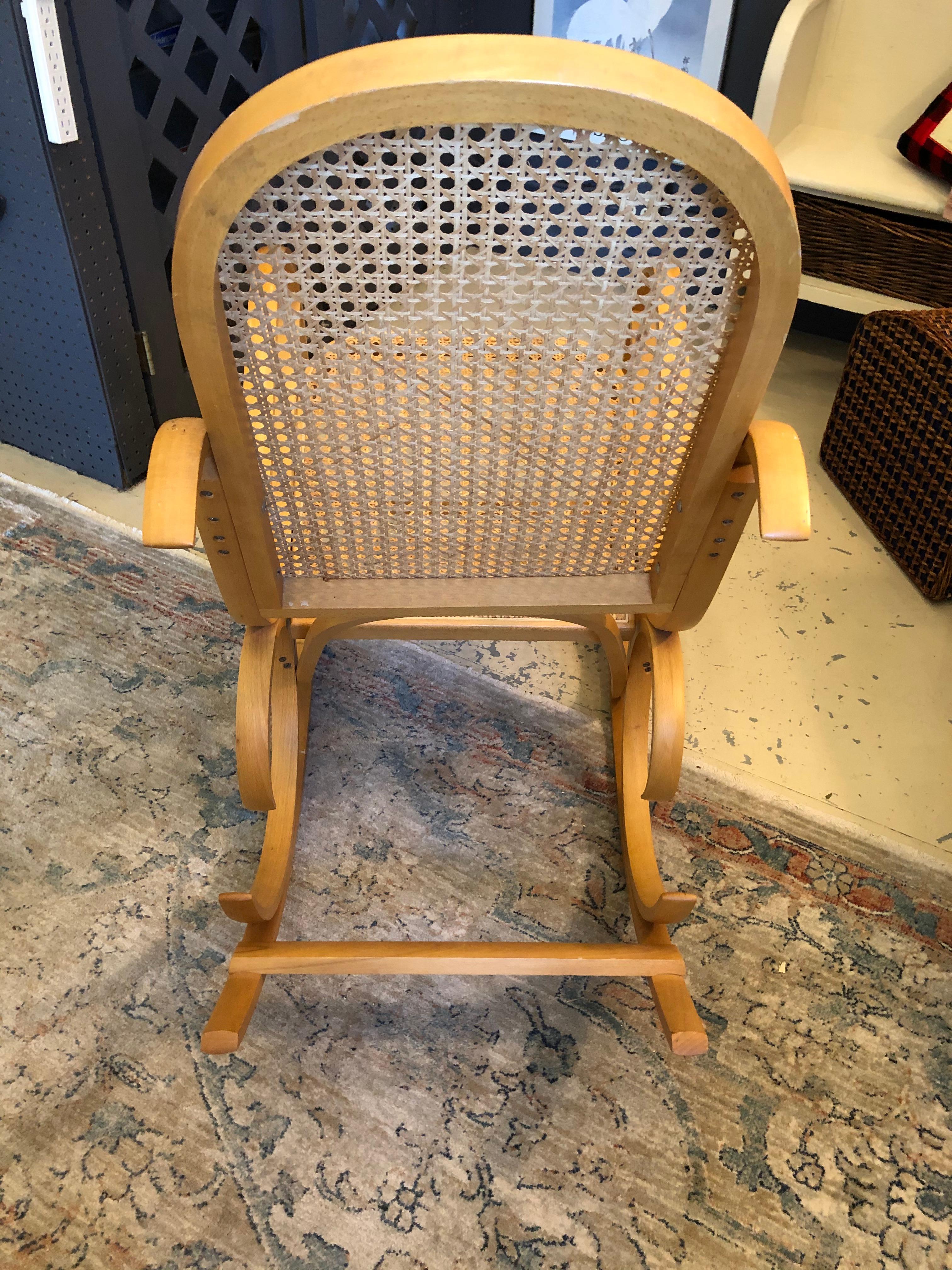 italien Chaise à bascule classique de style Thonet en bois courbé blond et cannage en vente