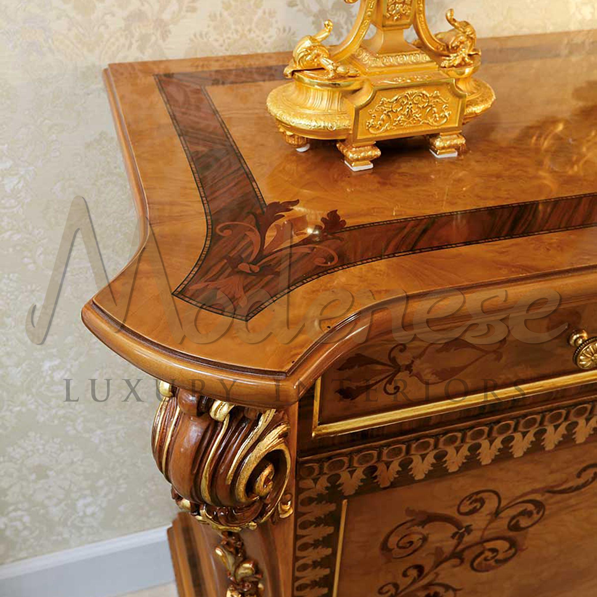 Italiano Credenza classica a tre ante con cassetti con intarsi in radica di Modenese in vendita
