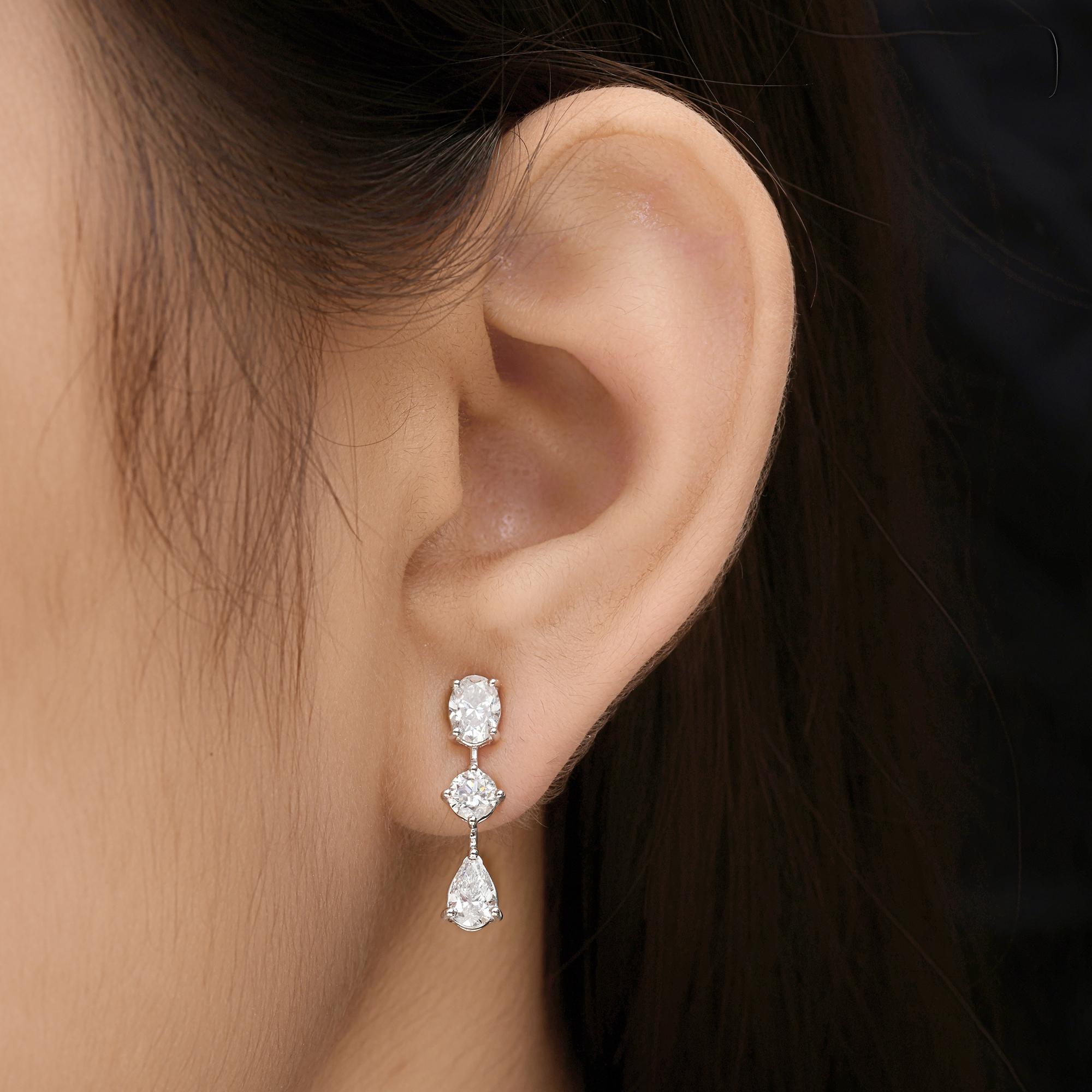Coulées dans de l'or 18 carats, ces boucles d'oreilles exquises sont serties de 2,45 carats de diamants étincelants. Le diamant, pierre de naissance du mois d'avril, est censé renforcer la confiance en soi et la créativité. Un merveilleux cadeau