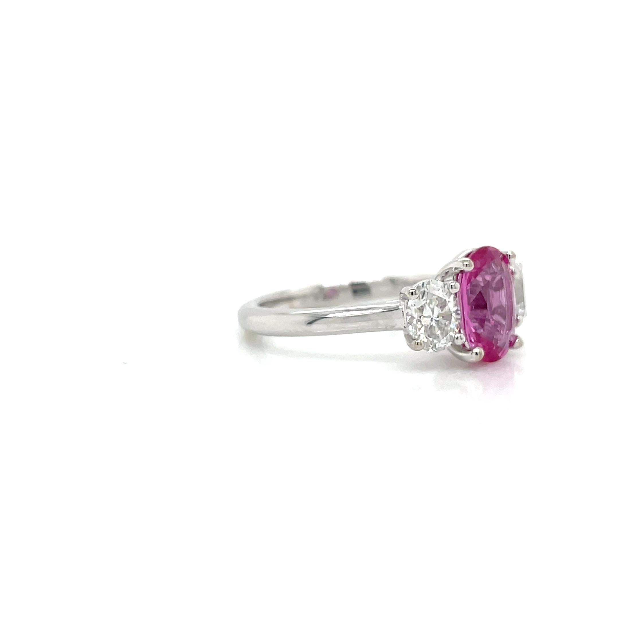 Moderne Bague classique à trois pierres en saphir rose et diamant en vente