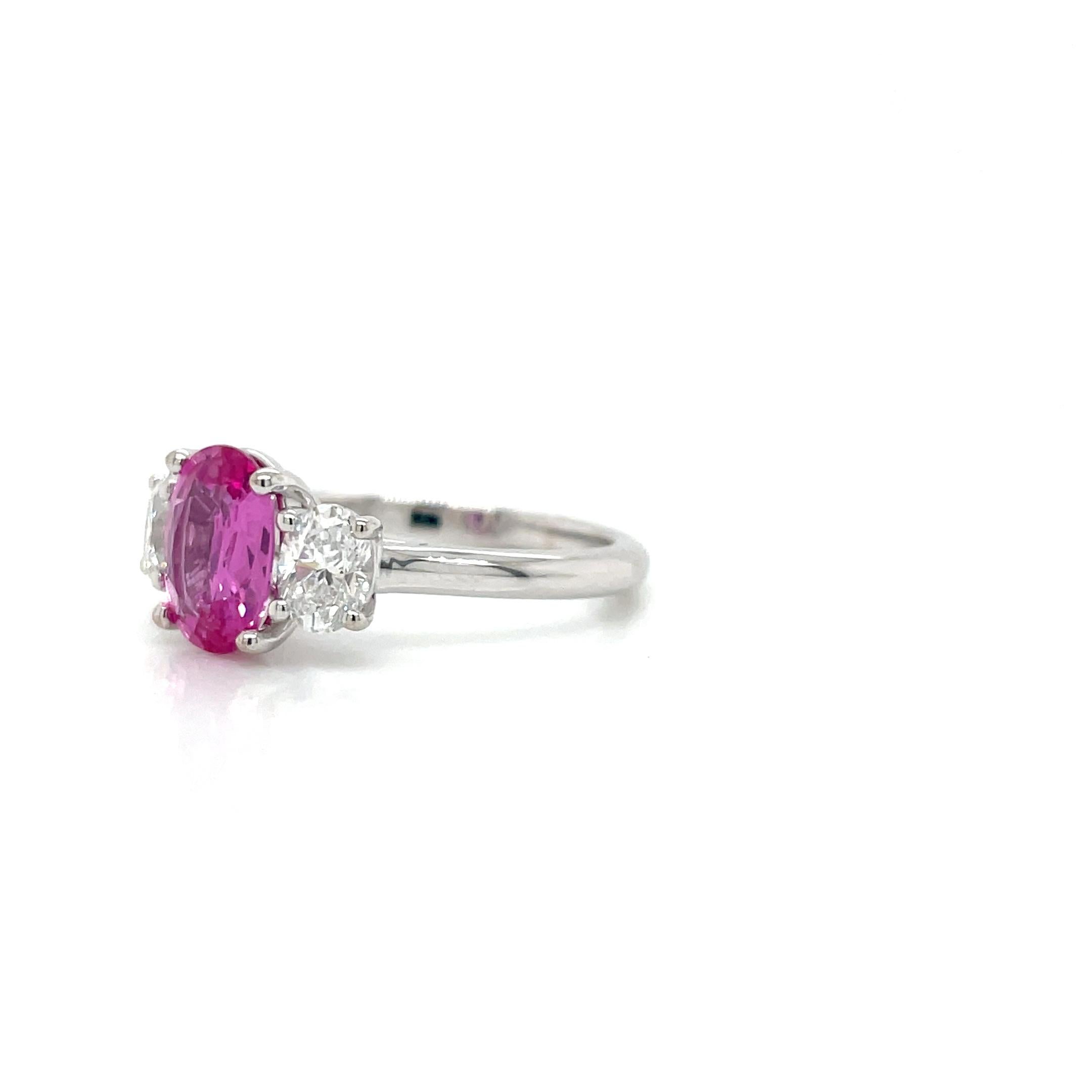 Taille ovale Bague classique à trois pierres en saphir rose et diamant en vente