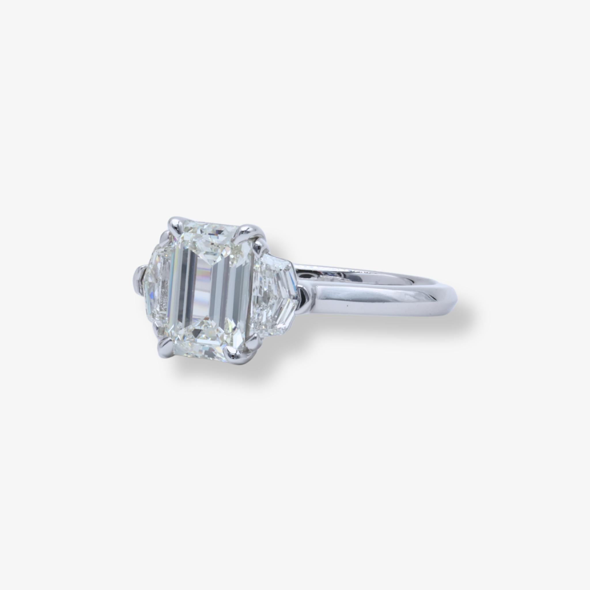 Moderne Bague classique à trois pierres avec un diamant taille émeraude de 1,71 ct serti en platine en vente
