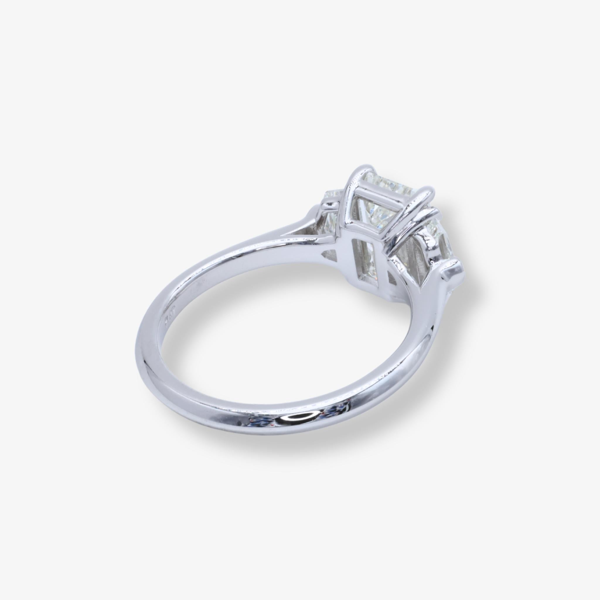 Taille émeraude Bague classique à trois pierres avec un diamant taille émeraude de 1,71 ct serti en platine en vente