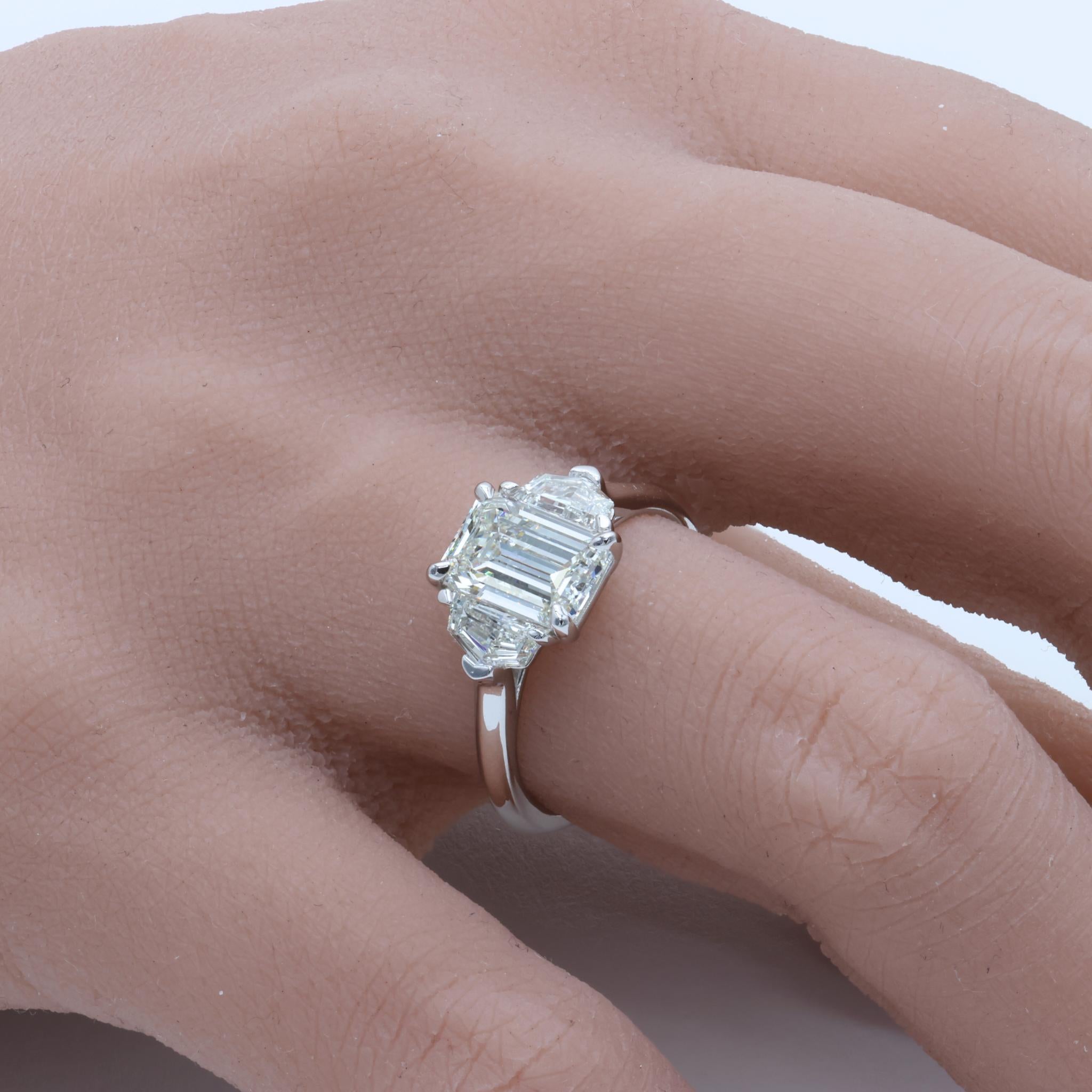 Bague classique à trois pierres avec un diamant taille émeraude de 1,71 ct serti en platine Neuf - En vente à Tampa, FL