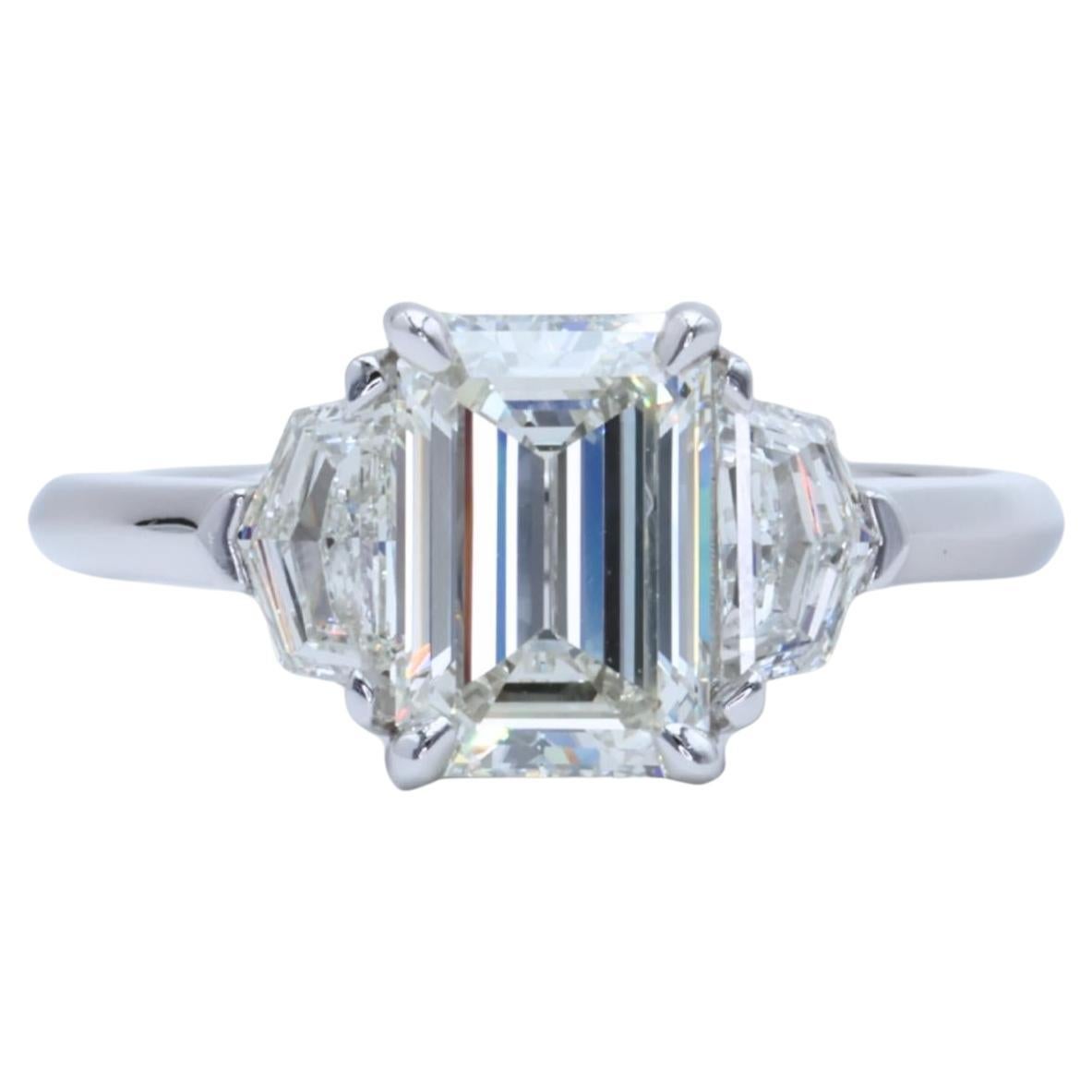 Bague classique à trois pierres avec un diamant taille émeraude de 1,71 ct serti en platine en vente