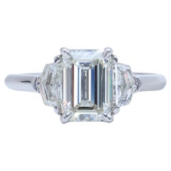 Bague classique à trois pierres avec un diamant taille émeraude de 1,71 ct serti en platine