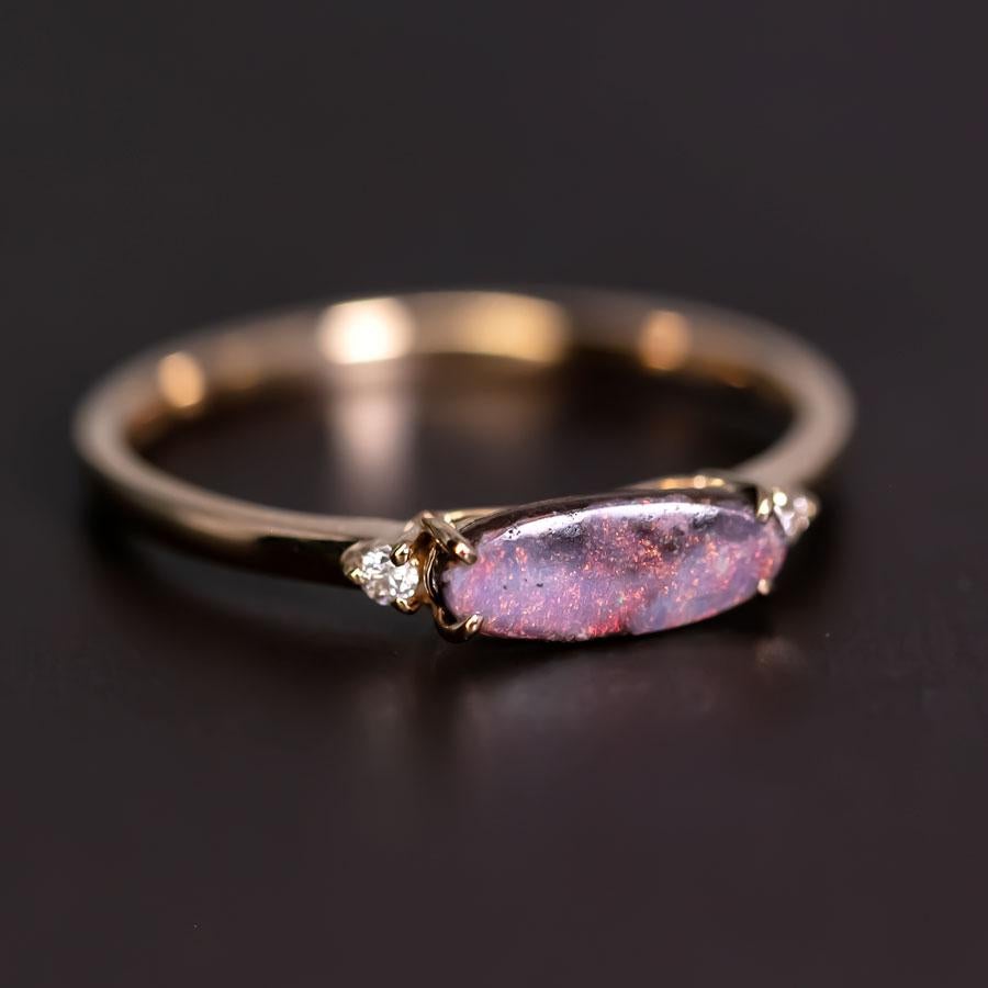 Anello di fidanzamento classico con tre pietre, opale australiano Boulder e diamante, oro giallo 18 carati.


Spedizione nazionale gratuita USPS di prima classe! Borsa o scatola regalo in omaggio con ogni ordine!

L'opale, la regina delle gemme, è