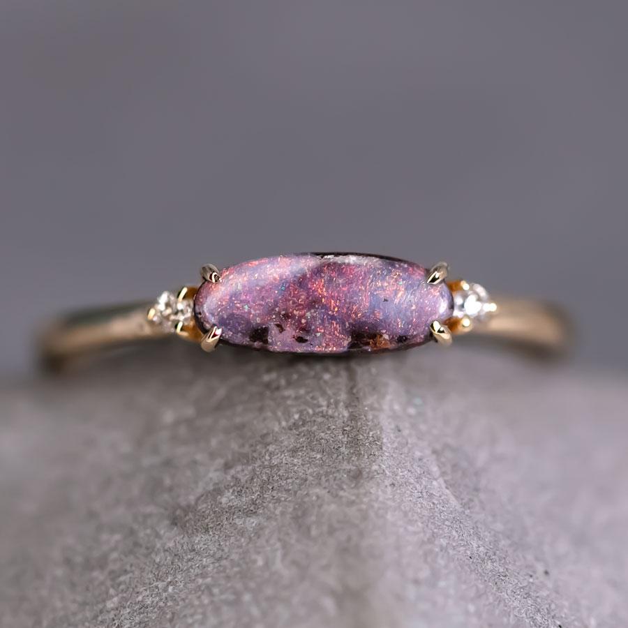 Taglio brillante Anello di fidanzamento classico con tre pietre, opale e diamante, oro giallo 18 carati in vendita