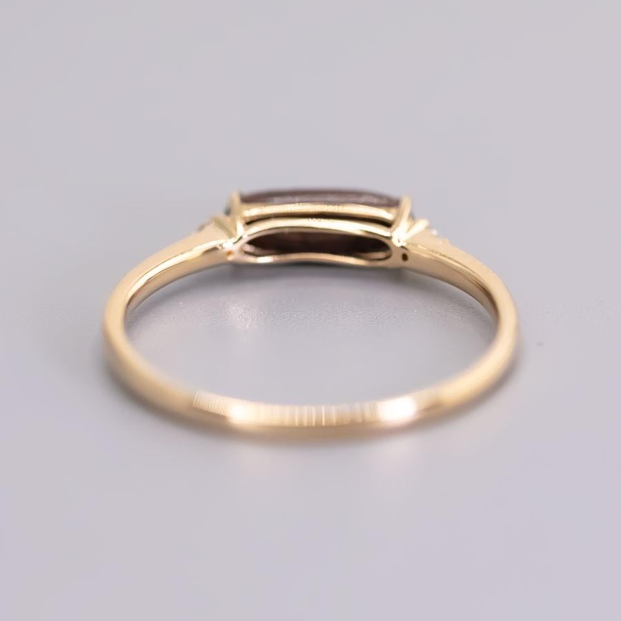 Anello di fidanzamento classico con tre pietre, opale e diamante, oro giallo 18 carati In condizioni Nuovo in vendita a Suwanee, GA