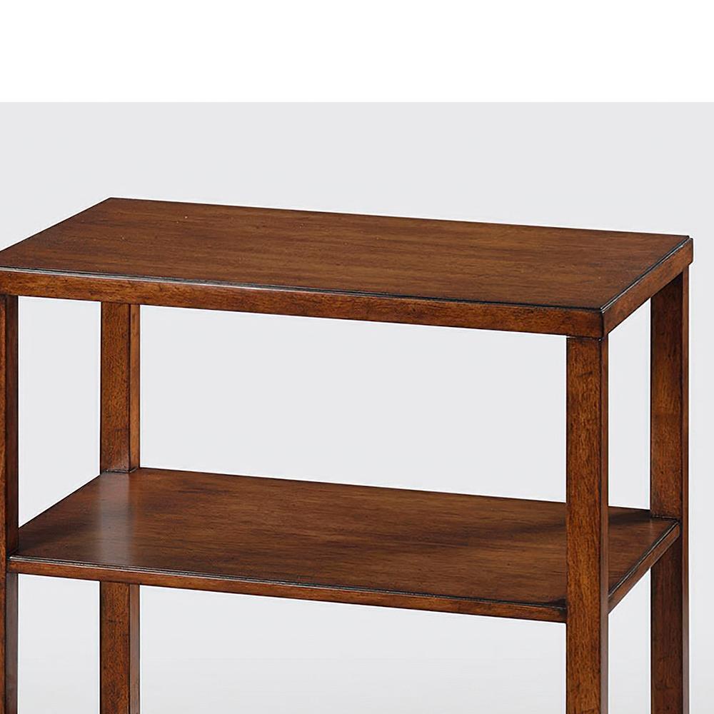 Klassischer dreistöckiger Beistelltisch - Ein kleiner rechteckiger Stufentisch mit konischen Füßen, rustikalem