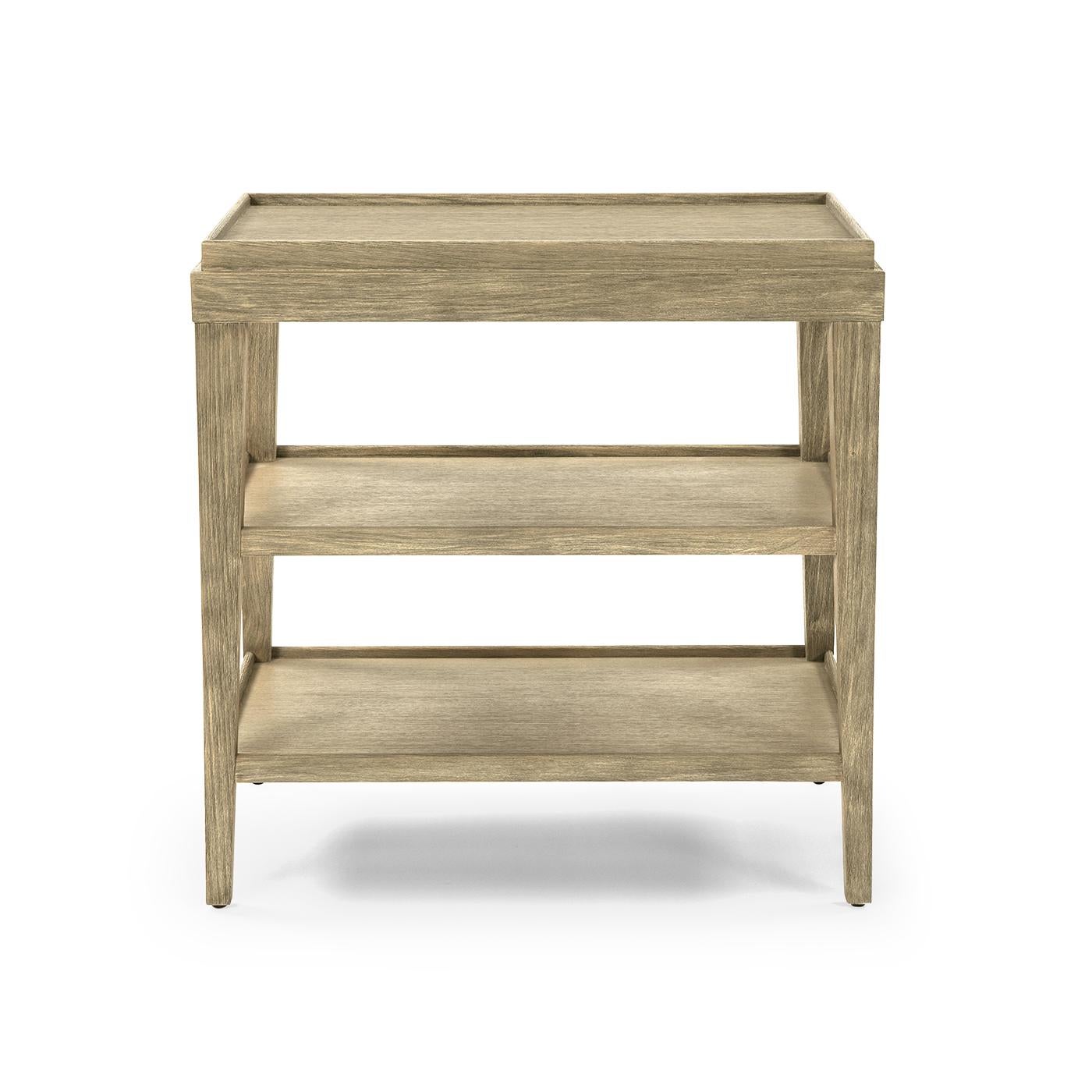 Ein Beistelltisch im klassischen Stil mit heller Oberfläche und Galerieplatte, mit handgescheuertem Kaninchenfurnier auf Celtis-Holz und auf quadratischen, konischen Beinen stehend.

Abmessungen: 18