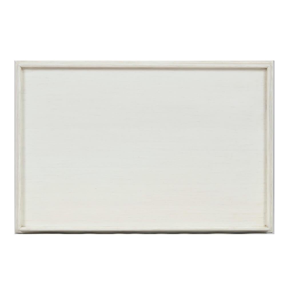 Table d'appoint rustique de style classique à trois niveaux, peinte en blanc, avec une finition légèrement abîmée, un plateau à galeries en bois et des pieds carrés effilés.

Dimensions : 18
