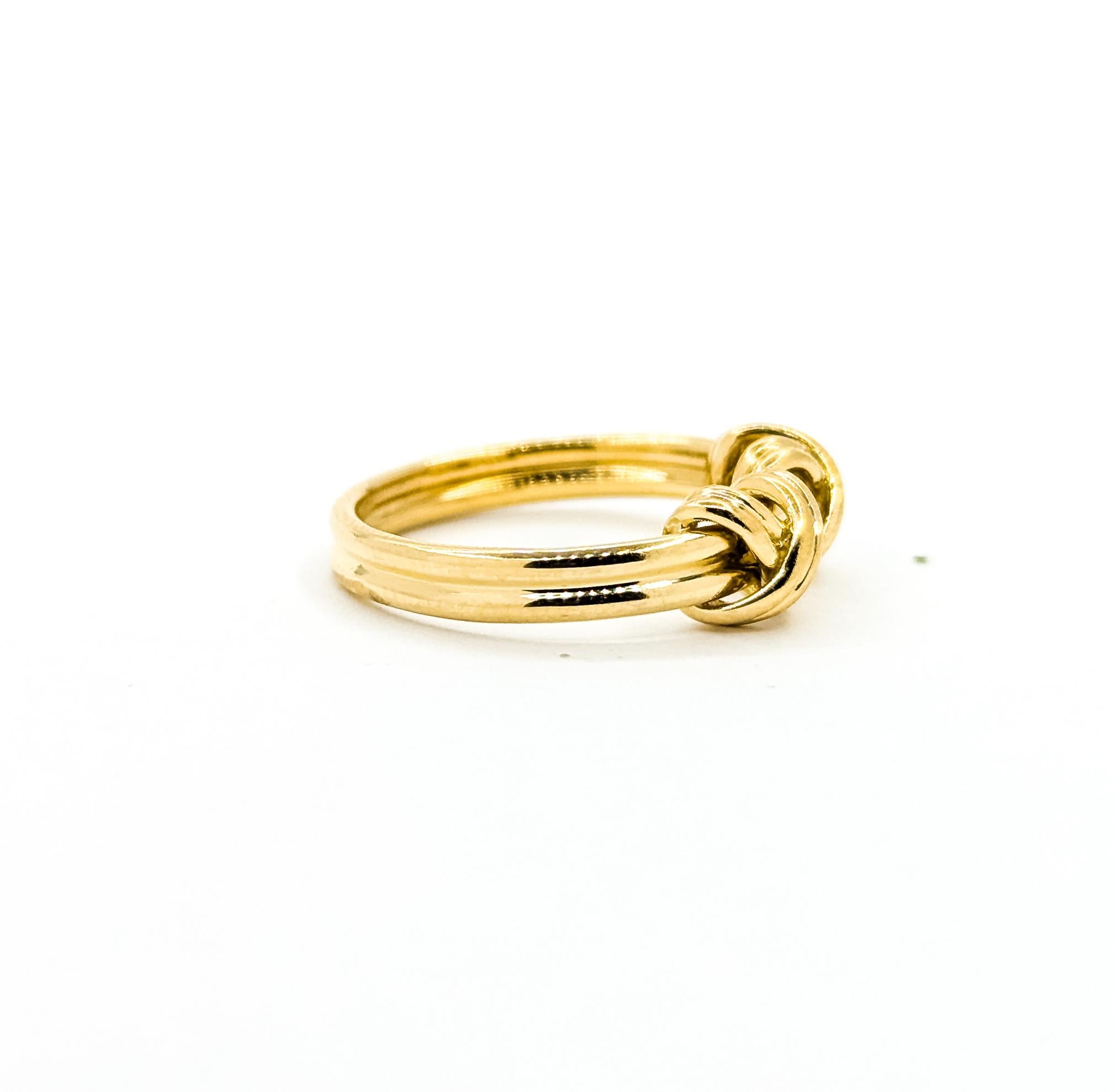 Cette pièce intemporelle de Tiffany & Co. Cette bague en or jaune 18 carats est ornée d'un double nœud symbolisant l'unité et la connexion Everlast. Mesurant 2,85 mm de large et pesant 3,4 grammes, elle est suffisamment élégante pour être portée au