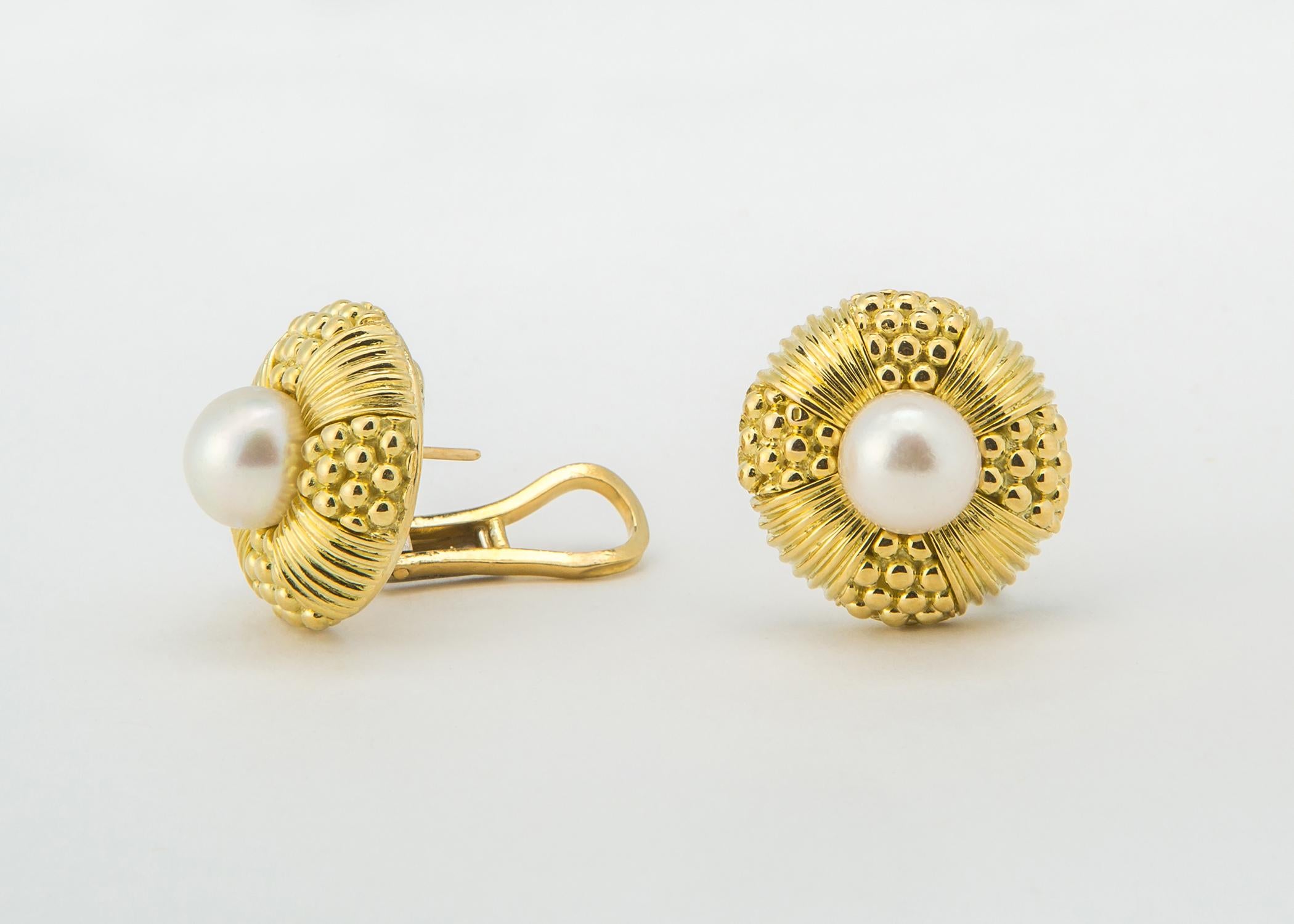 Klassische Tiffany & Co. Perlen- und Gold-Ohrringe (Zeitgenössisch) im Angebot