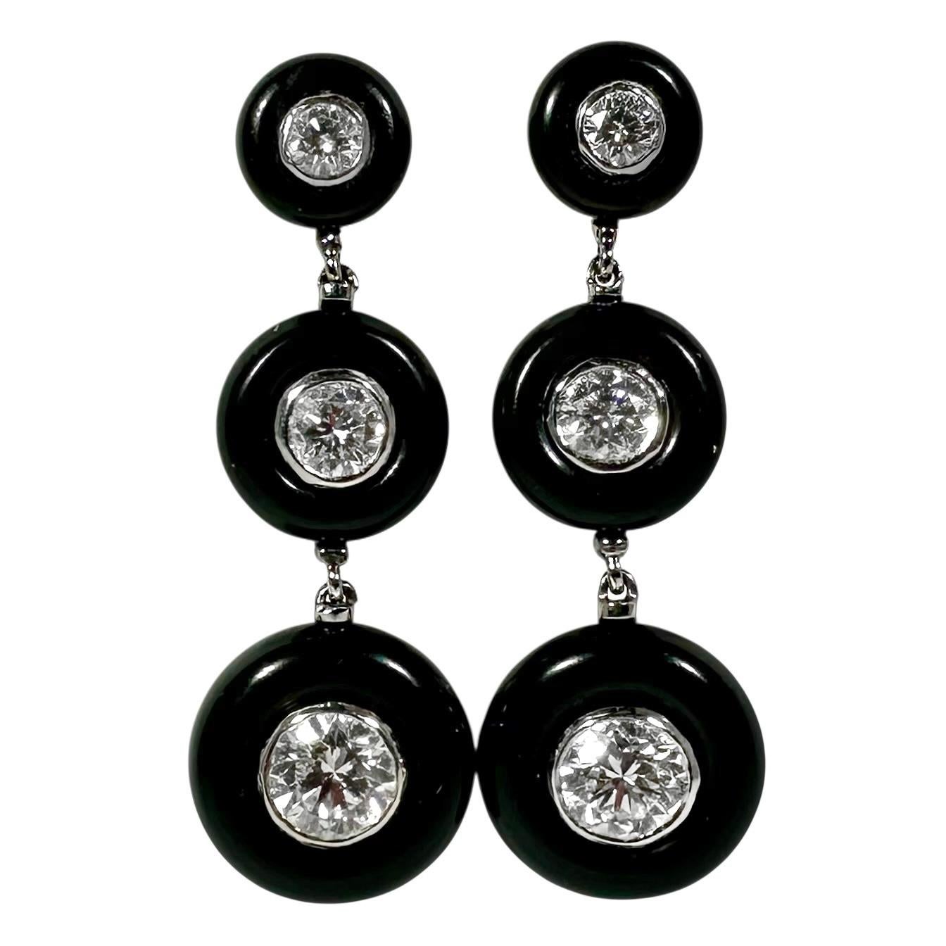 Questo straordinario ciondolo e orecchini vintage con diamanti e onice nera è l'accessorio perfetto da indossare sia di giorno che di sera. Il set è stato ritirato dalla linea attuale dell'azienda Vener ed è piuttosto raro sul mercato. Gli orecchini