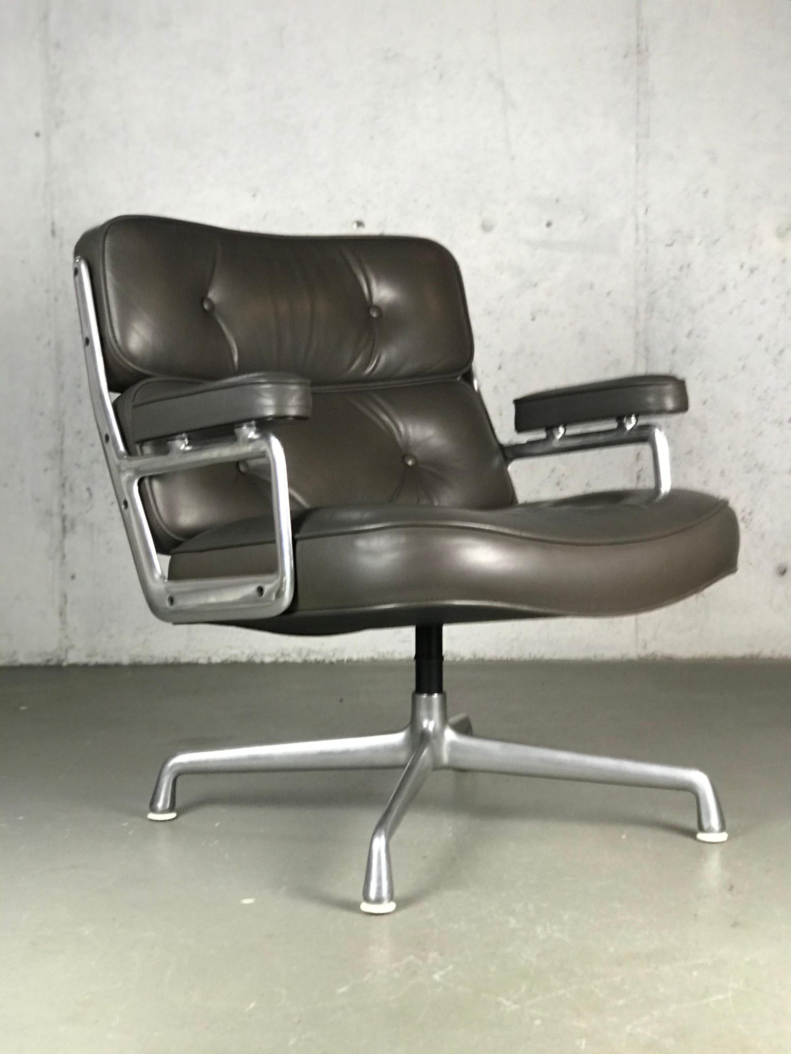 Klassischer Time Life Lounge Chair von Charles und Ray Eames für Herman Miller 12