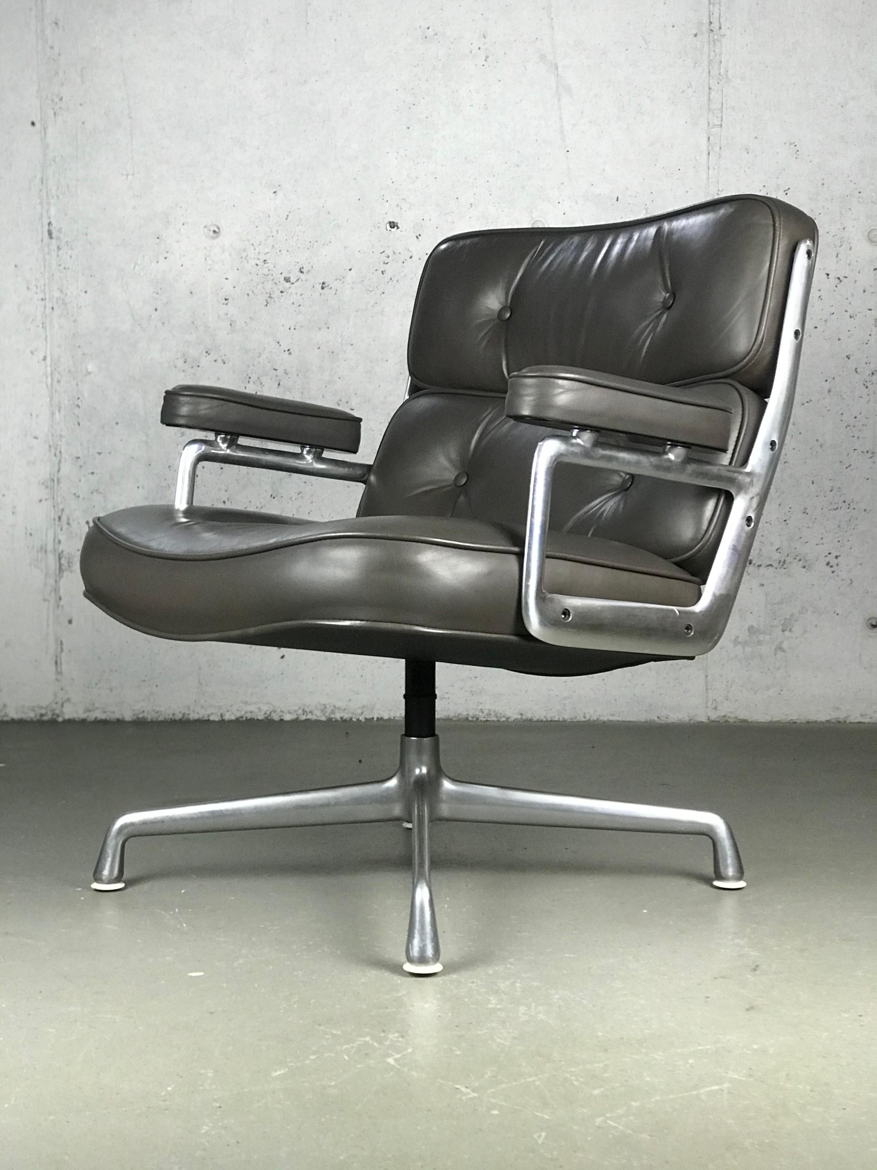 Klassischer Time Life Lounge Chair von Charles und Ray Eames für Herman Miller 13