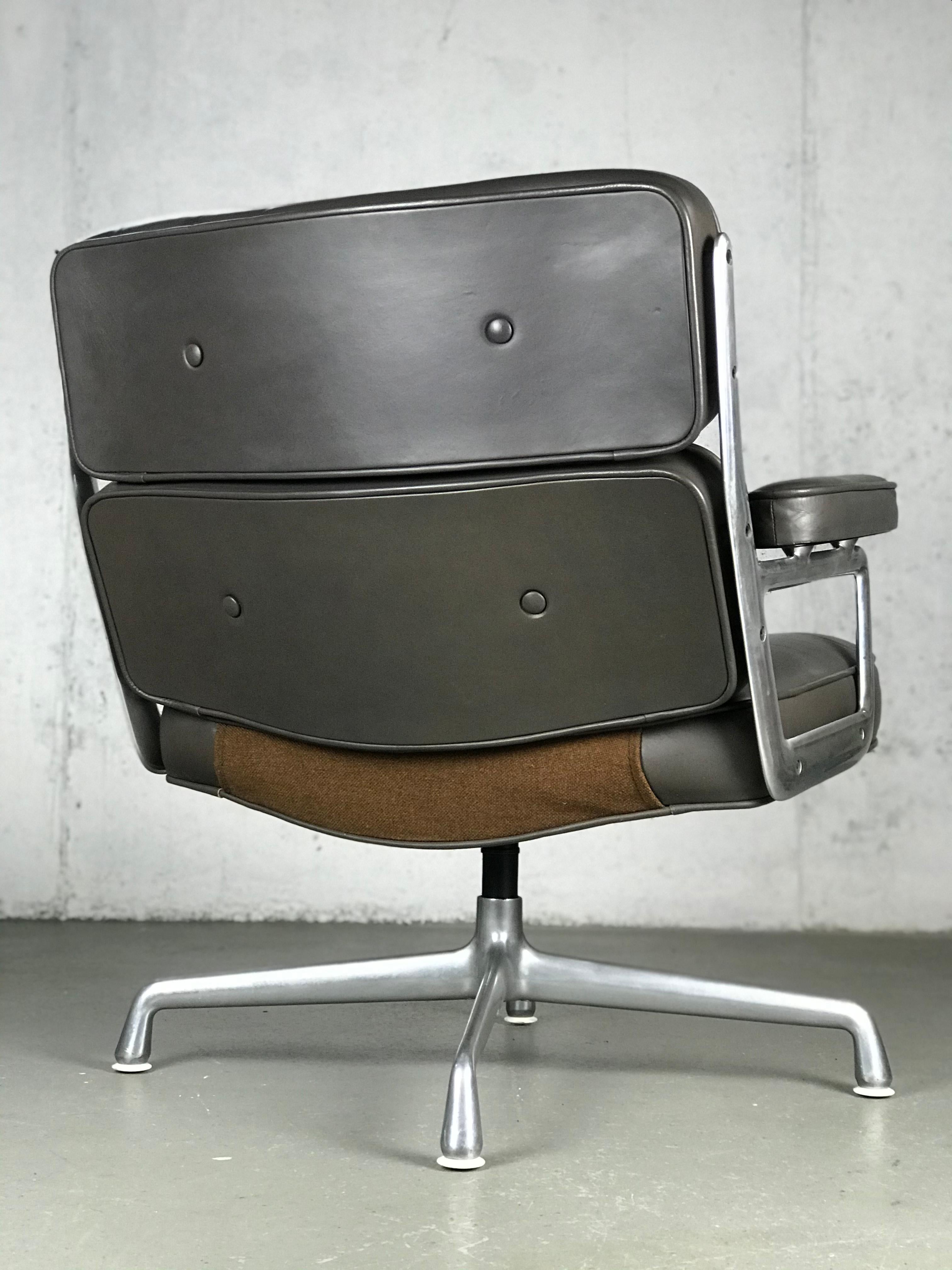 Classic Time Life Lounge Chair by Charles and Ray Eames for Herman Miller In Fair Condition In St.Petersburg, FL