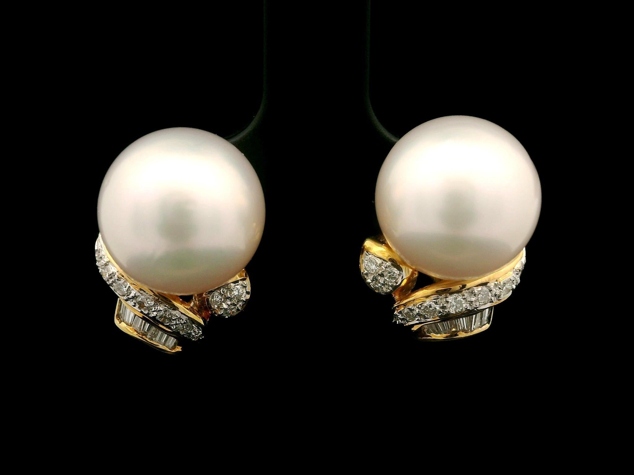 --Pietre: --
(2) Perle coltivate autentiche - Forma rotonda - Colore bianco con sfumature rosa chiaro - 11,2 mm ciascuna (circa)
(34) Diamanti naturali autentici - taglio tondo e a baguette - incastonati in pave e canali - bel colore bianco