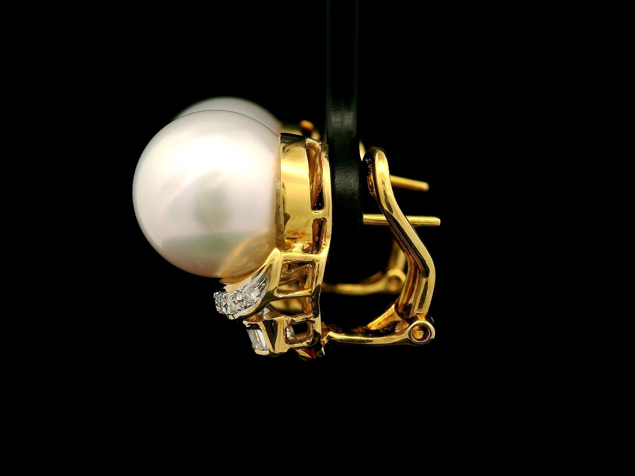 Taglio rotondo Orecchini Omega classici senza tempo in oro giallo 18k con perle da 11,2 mm e diamanti da 0,34 carati in vendita