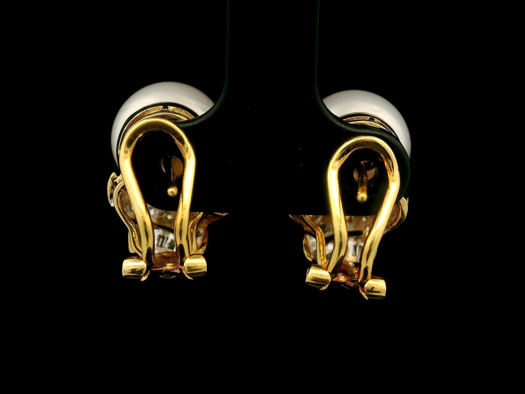Orecchini Omega classici senza tempo in oro giallo 18k con perle da 11,2 mm e diamanti da 0,34 carati In condizioni ottime in vendita a Montclair, NJ