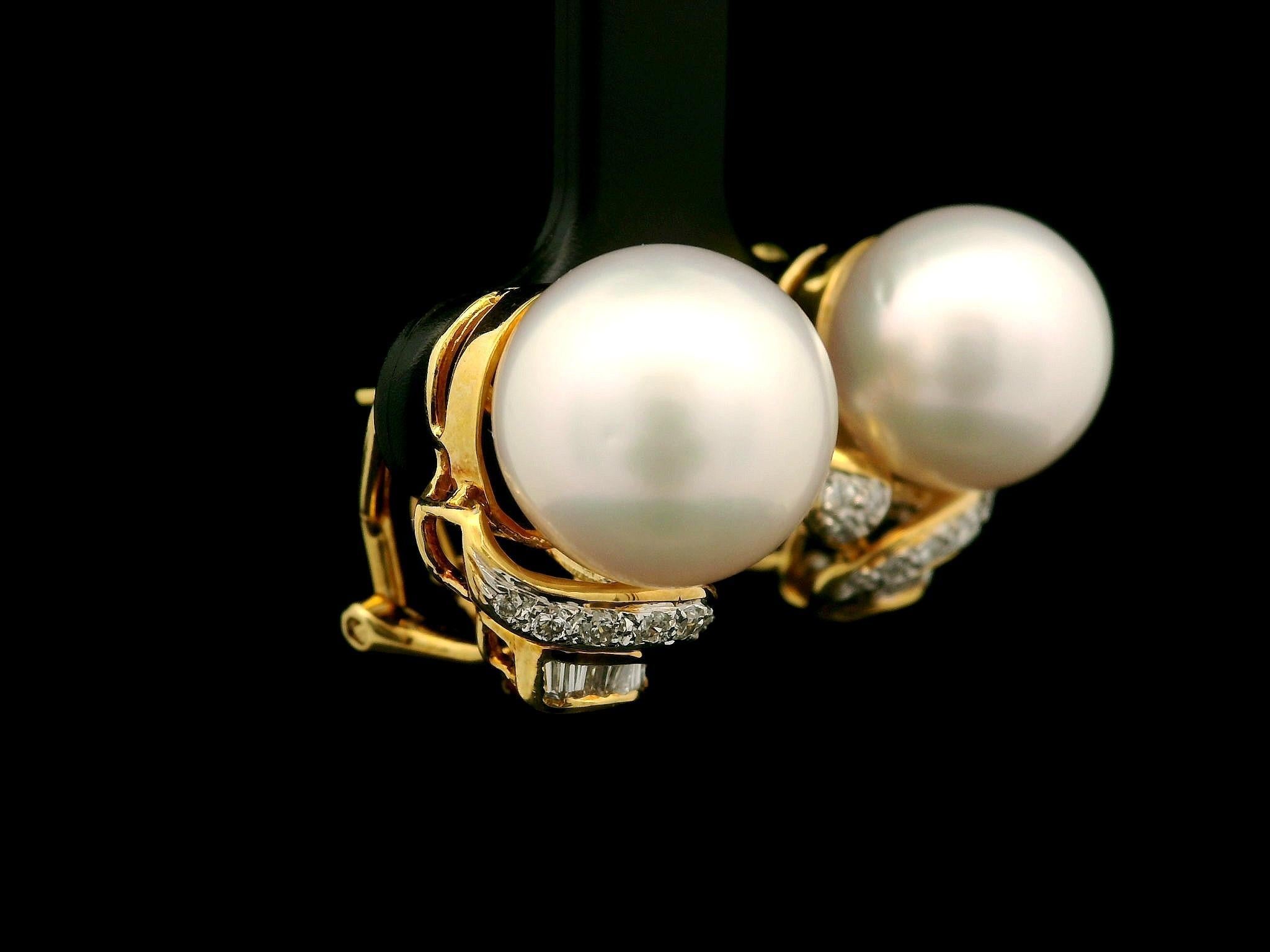 Donna Orecchini Omega classici senza tempo in oro giallo 18k con perle da 11,2 mm e diamanti da 0,34 carati in vendita