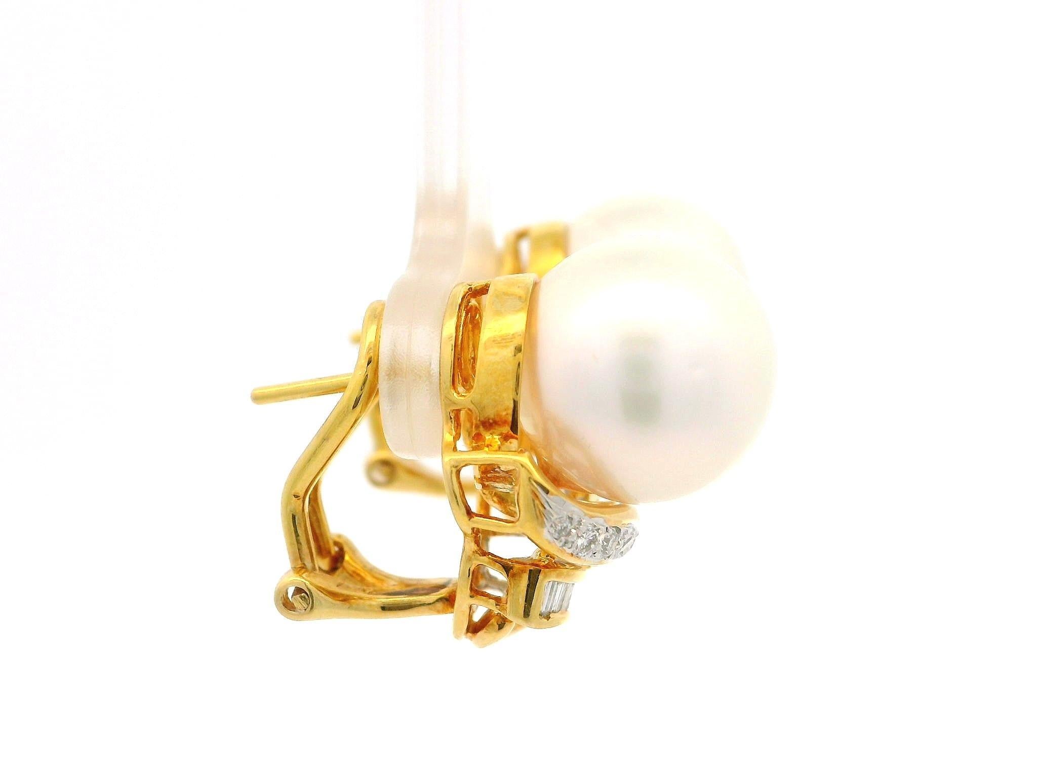 Orecchini Omega classici senza tempo in oro giallo 18k con perle da 11,2 mm e diamanti da 0,34 carati in vendita 2