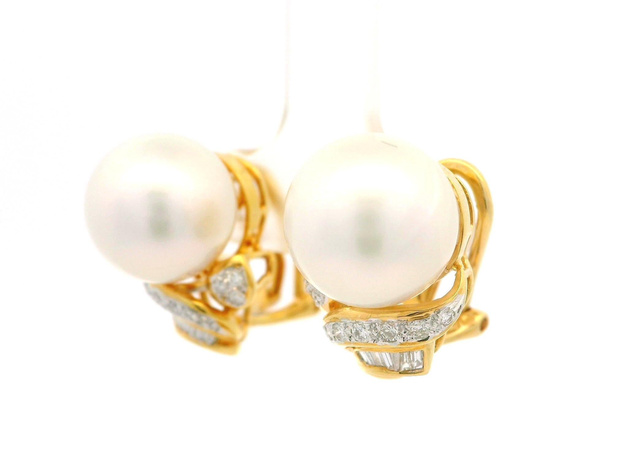 Orecchini Omega classici senza tempo in oro giallo 18k con perle da 11,2 mm e diamanti da 0,34 carati in vendita 3