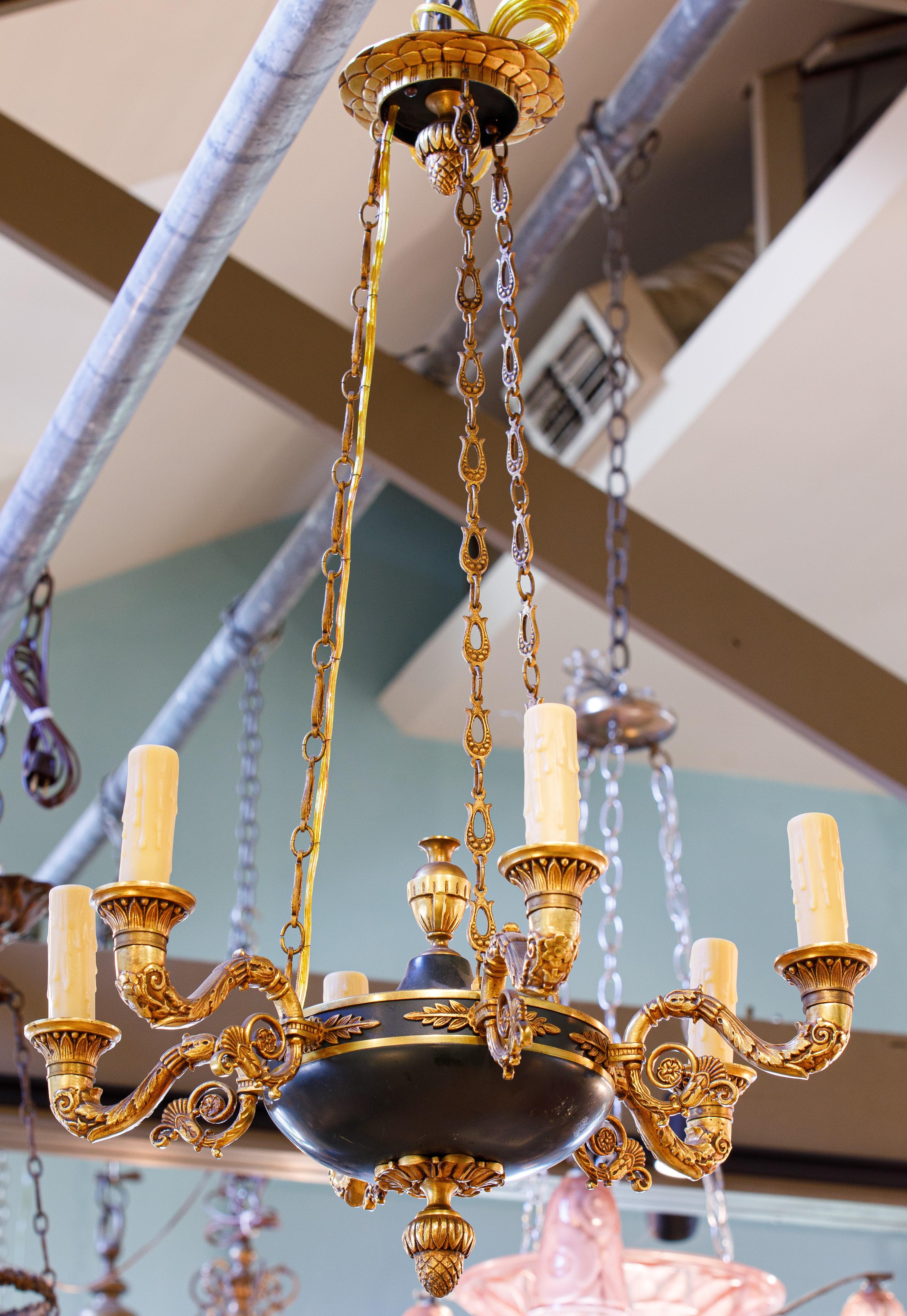 Impressionante lampadario in stile impero di ottima fattura. Prodotto in Francia. Si noti la bella definizione della doratura e l'impressionante catena. Cablato per gli Stati Uniti con componenti approvati UL.