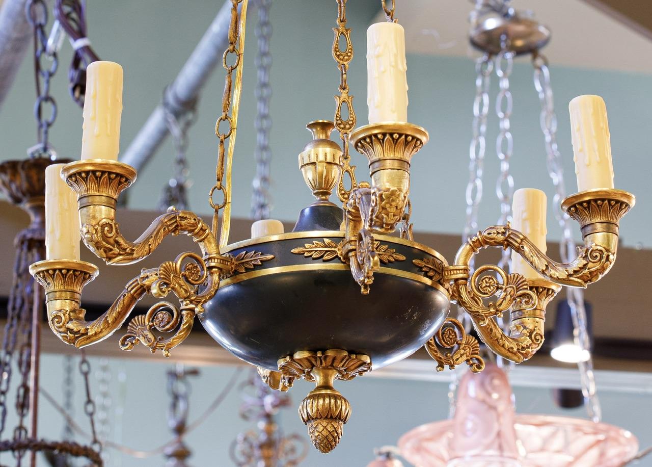 Neoclassico Lampadario classico Impero francese in tole e bronzo dorato in vendita