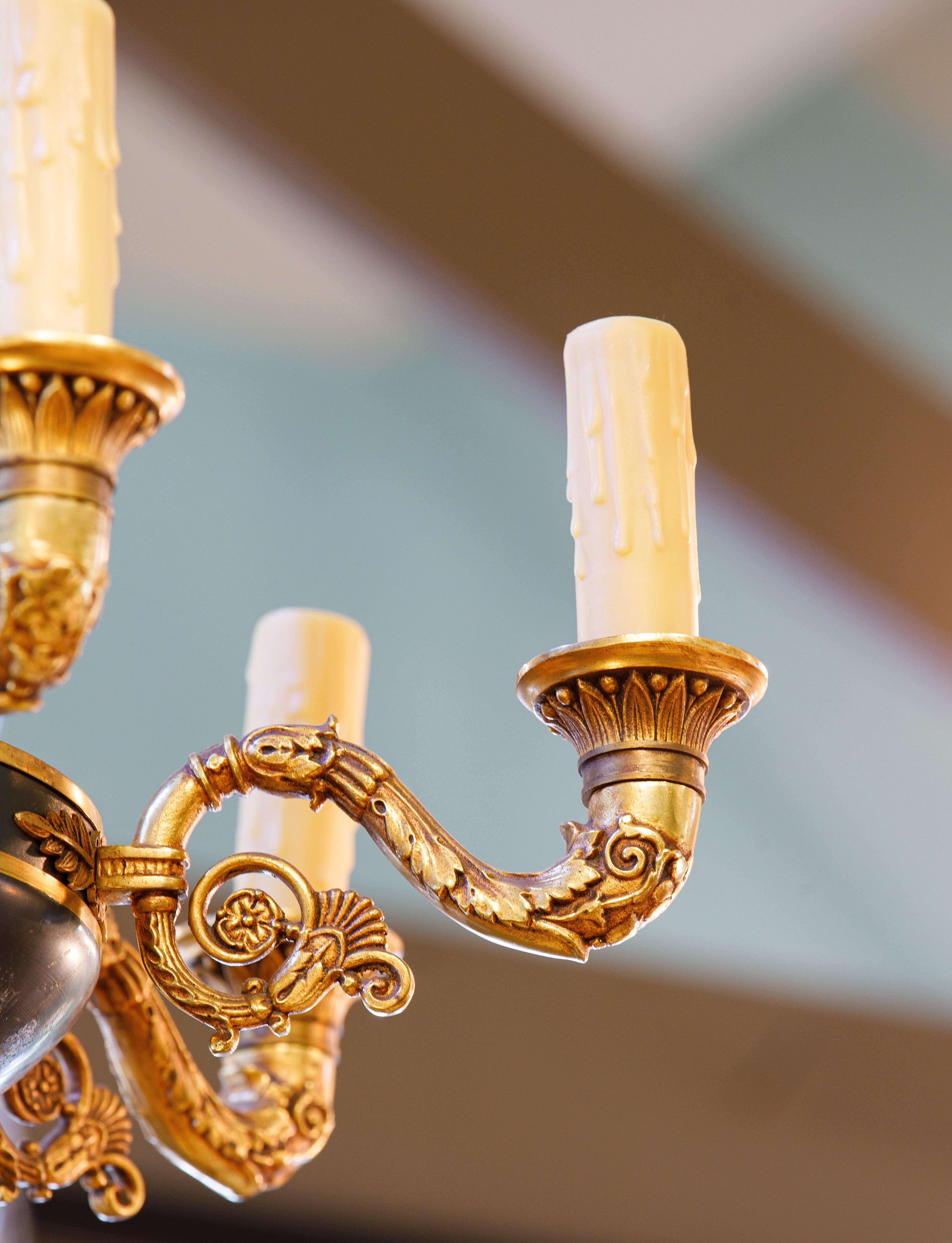 Dipinto Lampadario classico Impero francese in tole e bronzo dorato in vendita