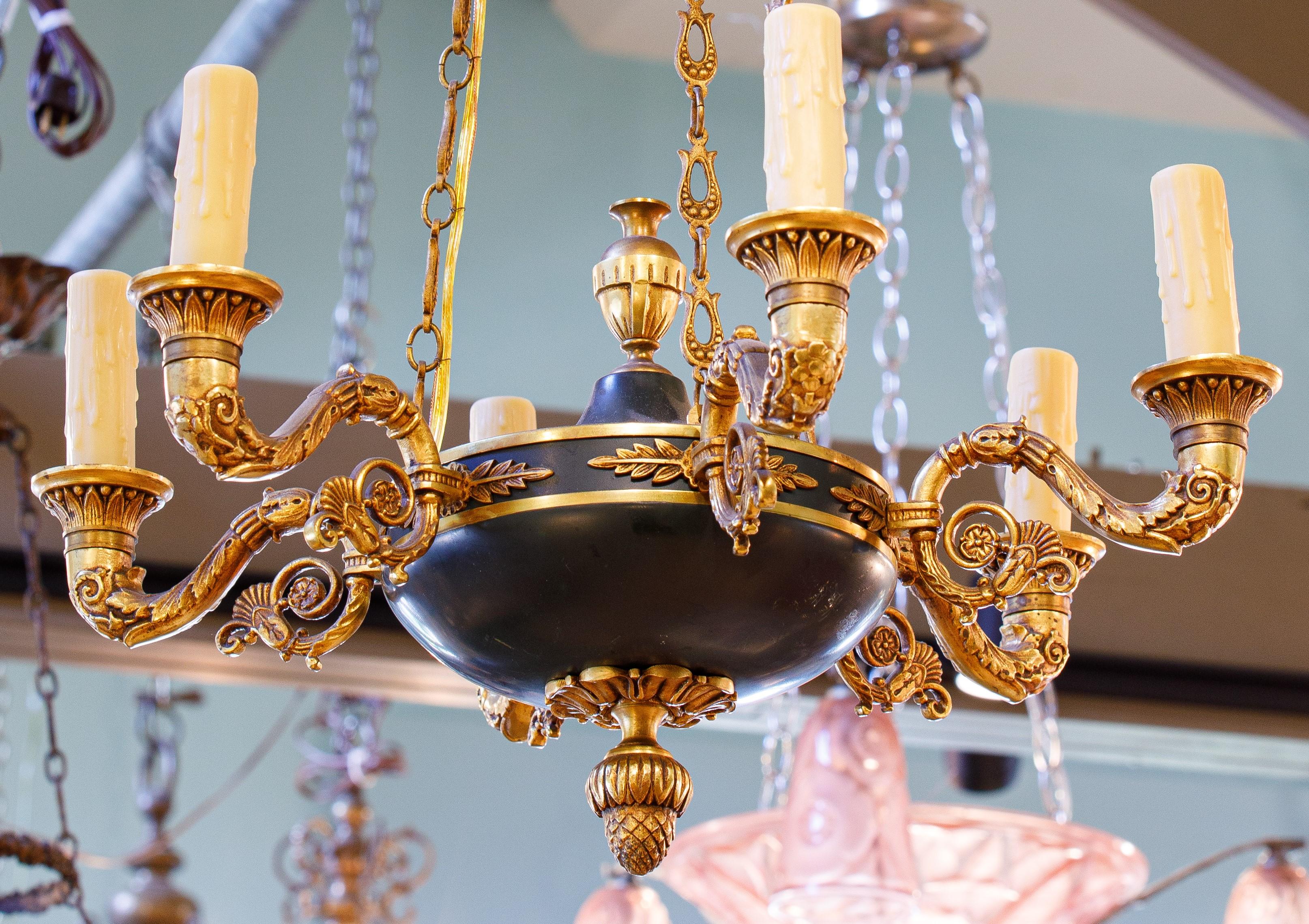 Lampadario classico Impero francese in tole e bronzo dorato In condizioni buone in vendita a Houston, TX