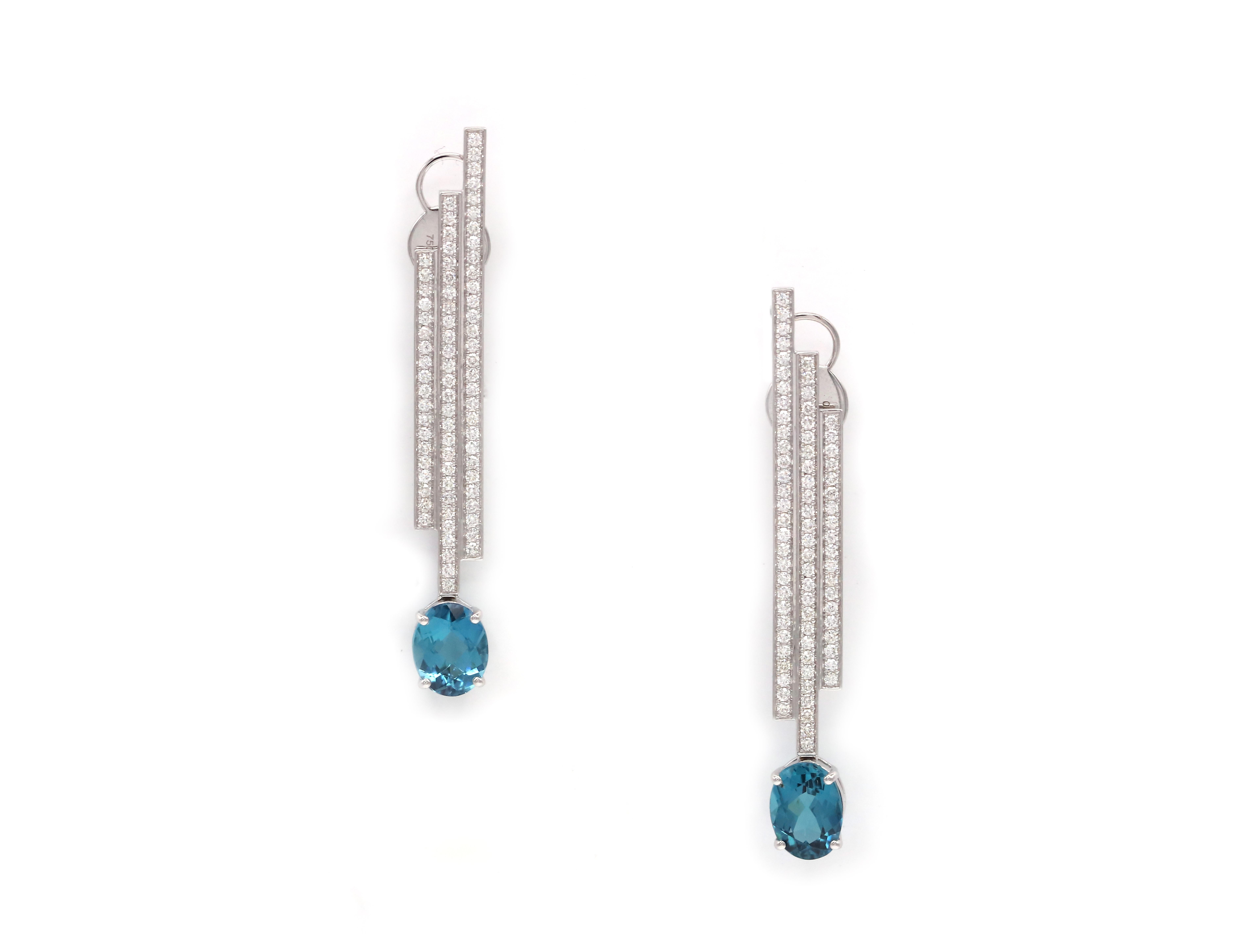 Earrings (Matching Ring Available)

18K White Gold 

Weight 7.12 GMS

Diamond-150/1.025 Cts

Tourmaline -2/3.35 Cts

Immerse yourself in the opulent style of the Art Deco era with these exquisite earrings, crafted from 7.12 grams of 18k white gold.