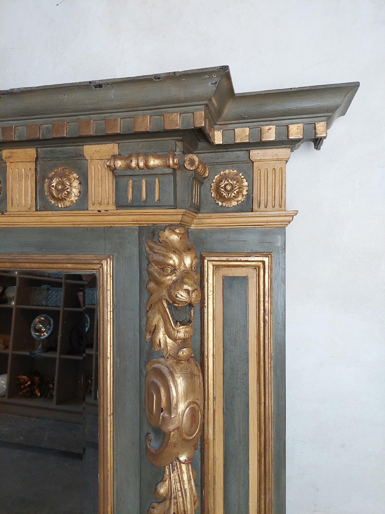 Classic Trumeau Fireplace Mirror with Lion Heads in Green and Gold In Good Condition For Sale In Baambrugge, NL