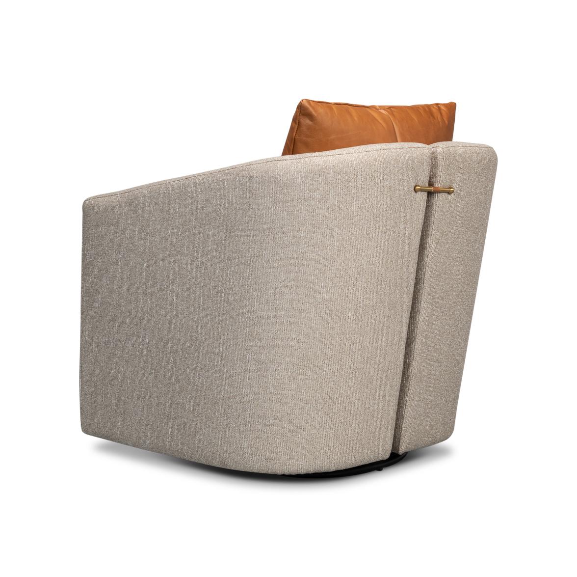 Avec sa silhouette confortable et accueillante en forme de baignoire, cette chaise est recouverte d'un tissu doux et neutre qui complète sa forme classique.

L'ajout d'un coussin de dossier en cuir contrasté dans un ton brun chaud ajoute une touche