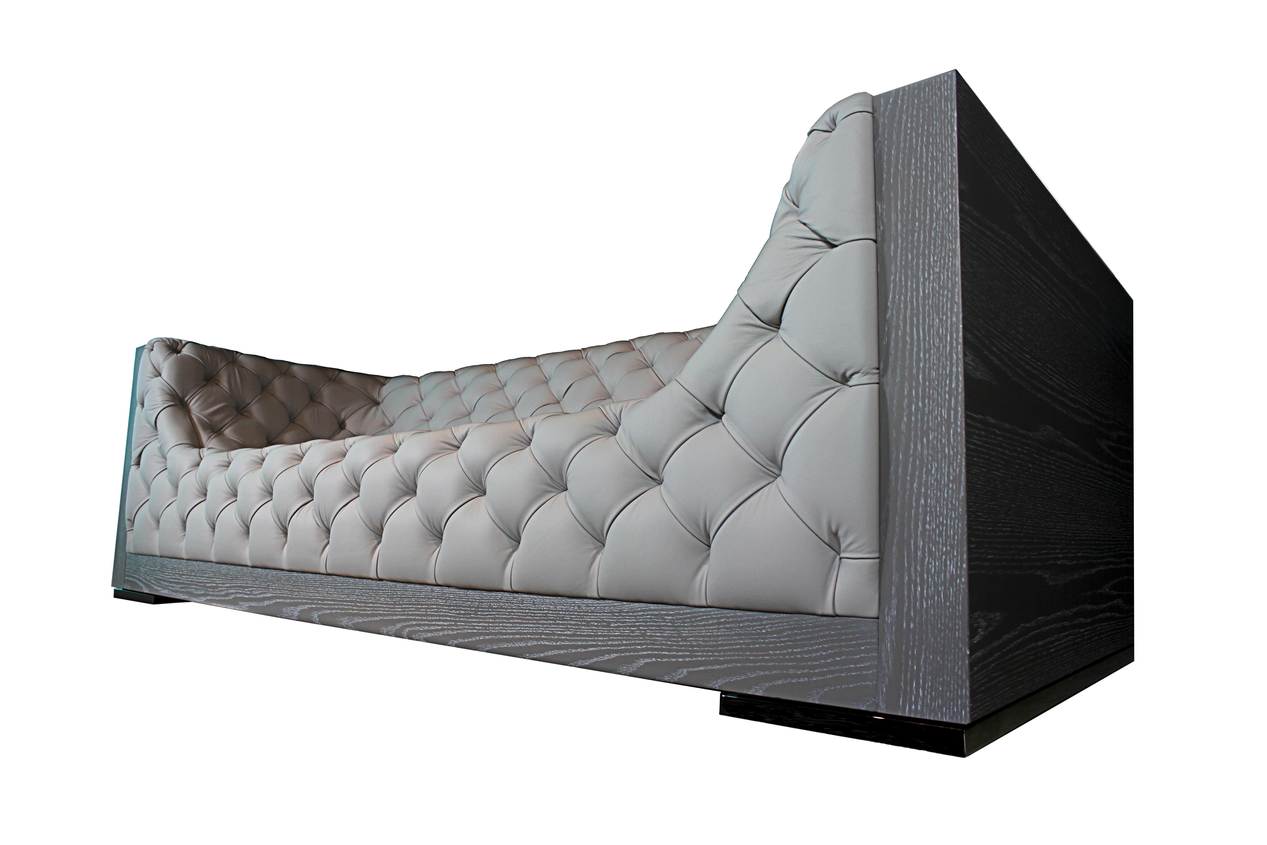 Das Sofa NUBE ist von einer Wolke inspiriert und verleiht dem Klassiker Capitonné eine moderne Note. Die Beherrschung dieser speziellen Technik durch unsere Kunsthandwerker zeigt sich in den kunstvoll getufteten Sitzflächen, die ergonomisch