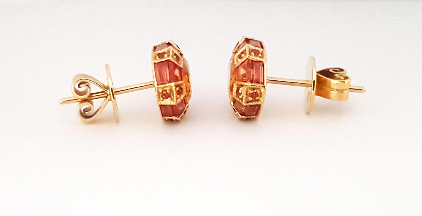 Classic Twist 75 Oval Orange and Yellow Sapphire Earrings 18K Yellow Gold In New Condition For Sale In Bangkok, 10
