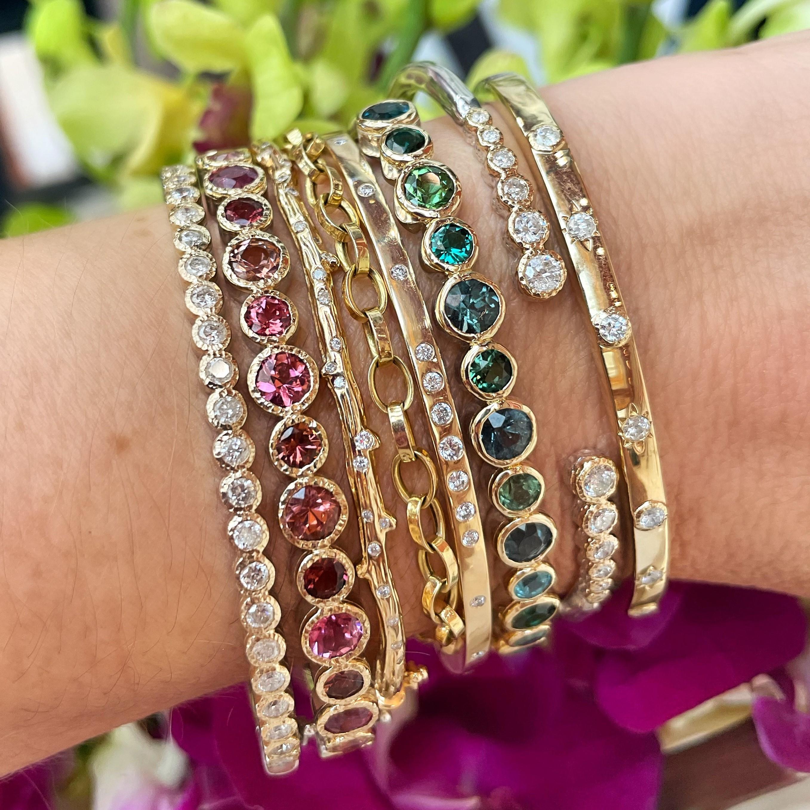 Rundlinge oder Baguettes? Mit dem Classic Two-toned Diamond Bangle erhalten Sie beides. Dieser funkelnde Armreif von Blended Stories besteht aus Sterlingsilber, 14-karätigem Gelbgold, Baguette- und runden Diamanten und einer Hochglanzoberfläche.