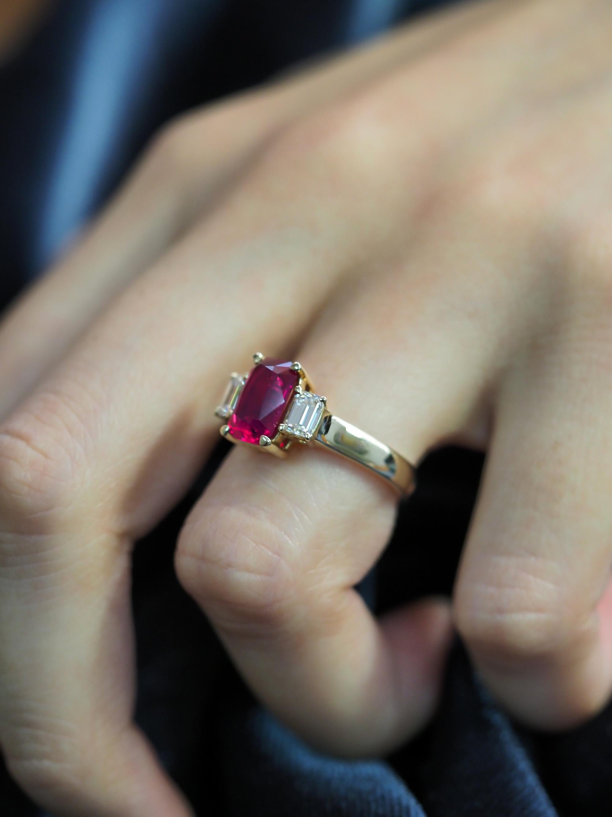 Classic Unheated Ruby & Diamonds Ring, 18k Yellow Gold and Diamond Ring In New Condition For Sale In Bangkok, TH